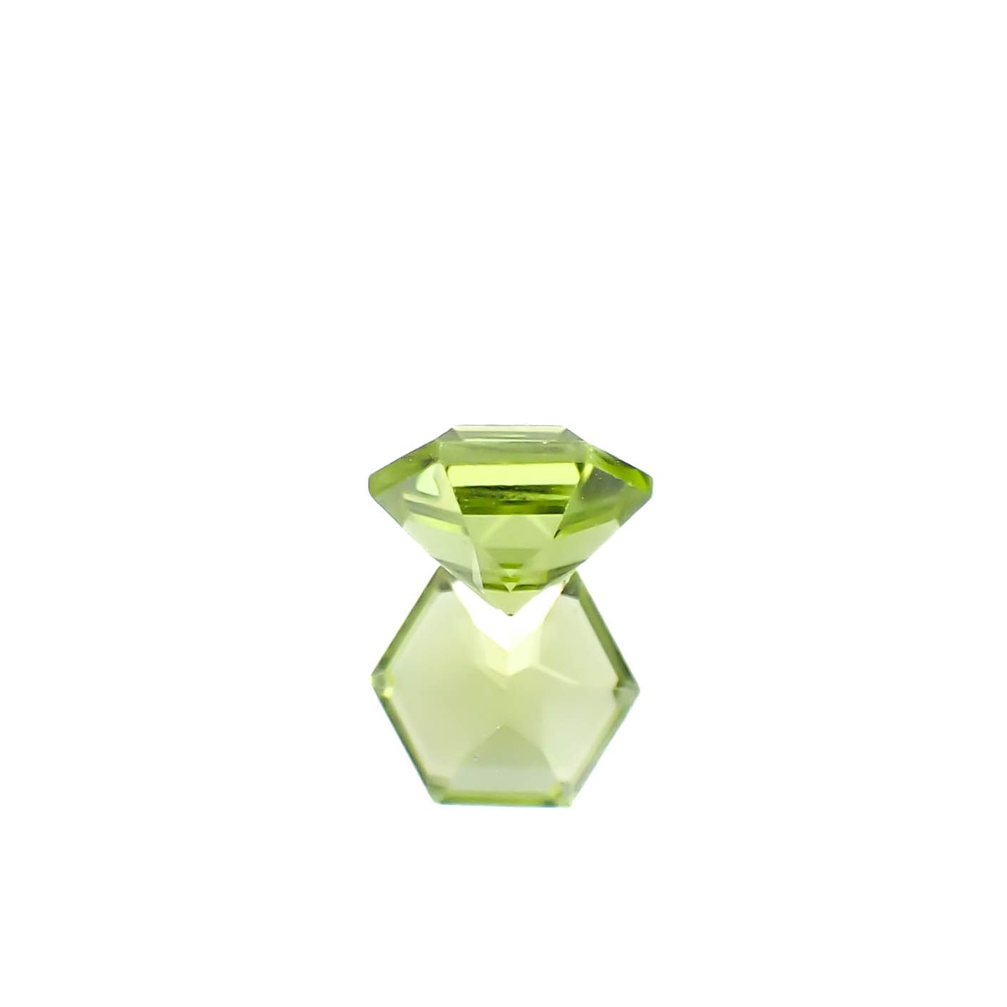 ◇ヘキサゴンカット◇ペリドット(宝石名ペリドット)アメリカ産 0.65ct 識別済[250330108]5.1x5mm前後