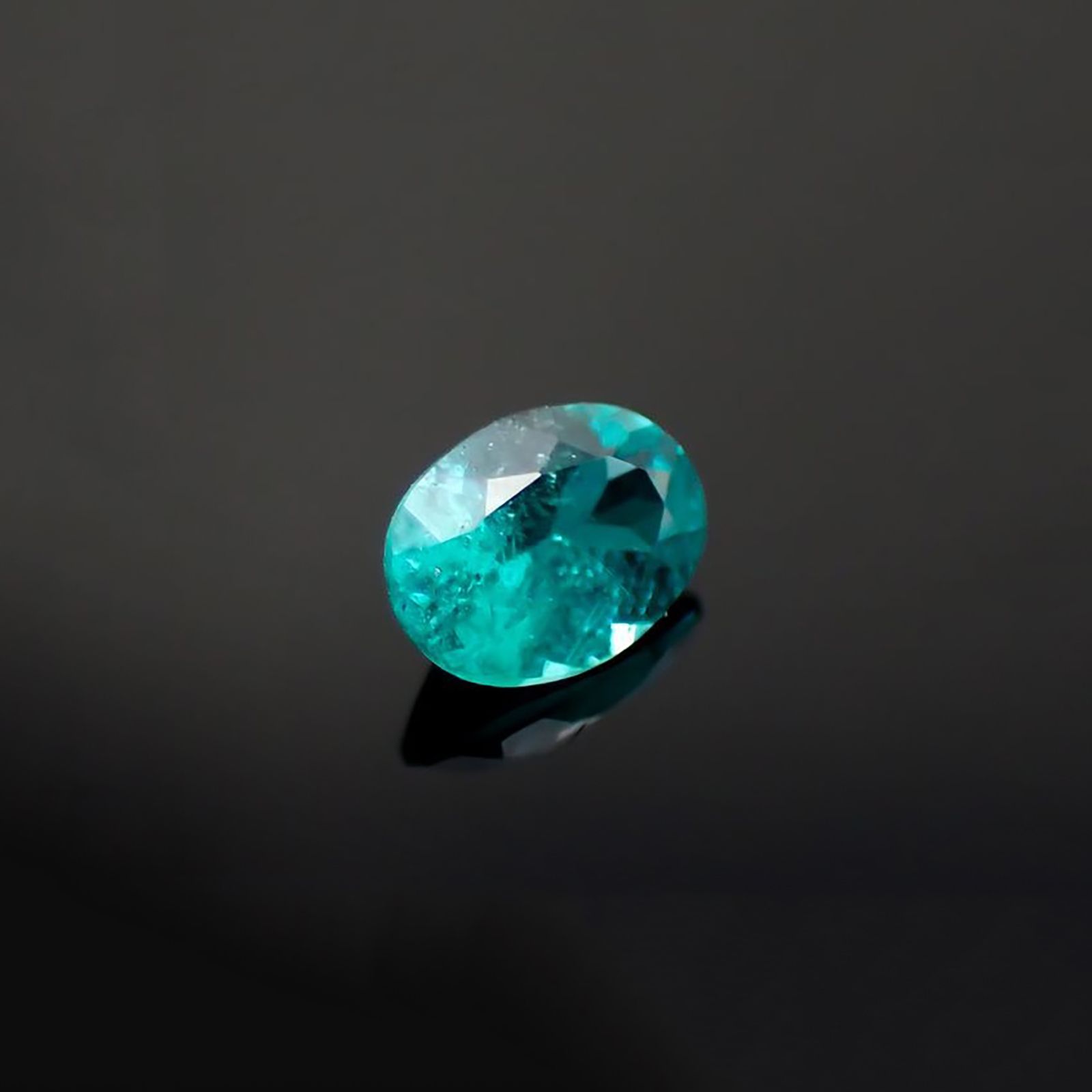 パライバトルマリン ブラジル産 0.19ct / 4.4x3.1mm前後 [221018790]