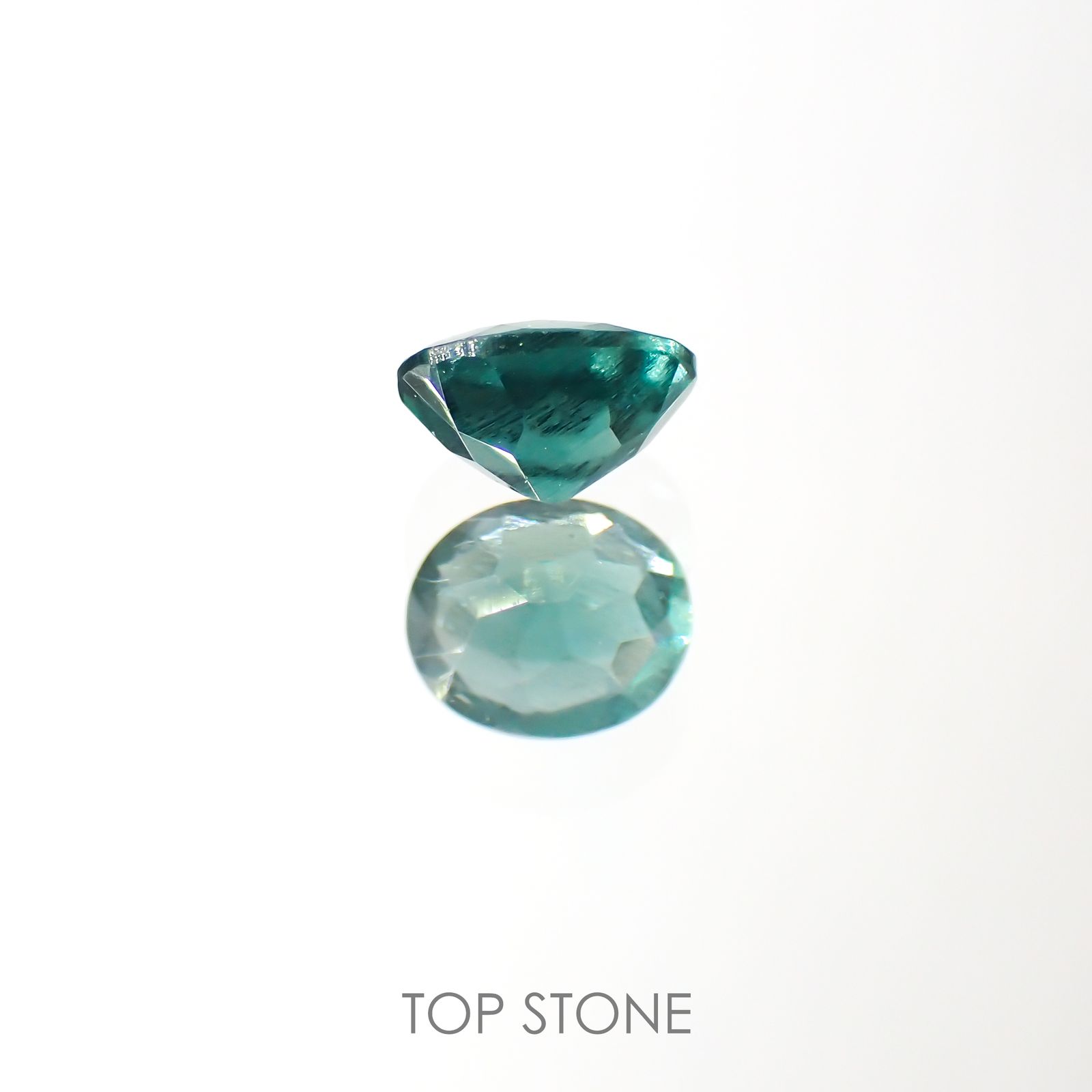 グリーンアパタイト(ノーブルモロキサイト)(宝石名アパタイト) マダガスカル産 0.38ct 識別済[211013536]5×4.1mm前後