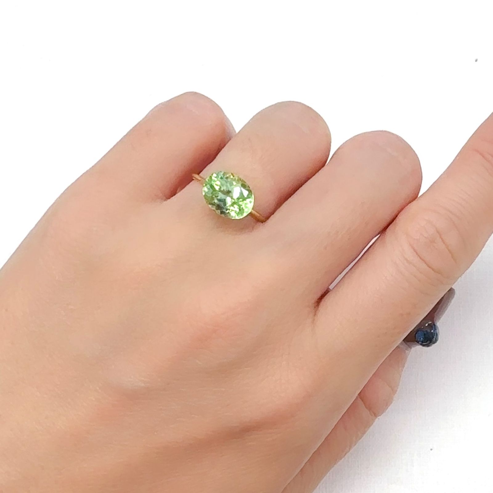 ペリドット(宝石名ペリドット)パキスタン産 3.232ct ソ付(彩珠)[240728518]10.2x8mm前後