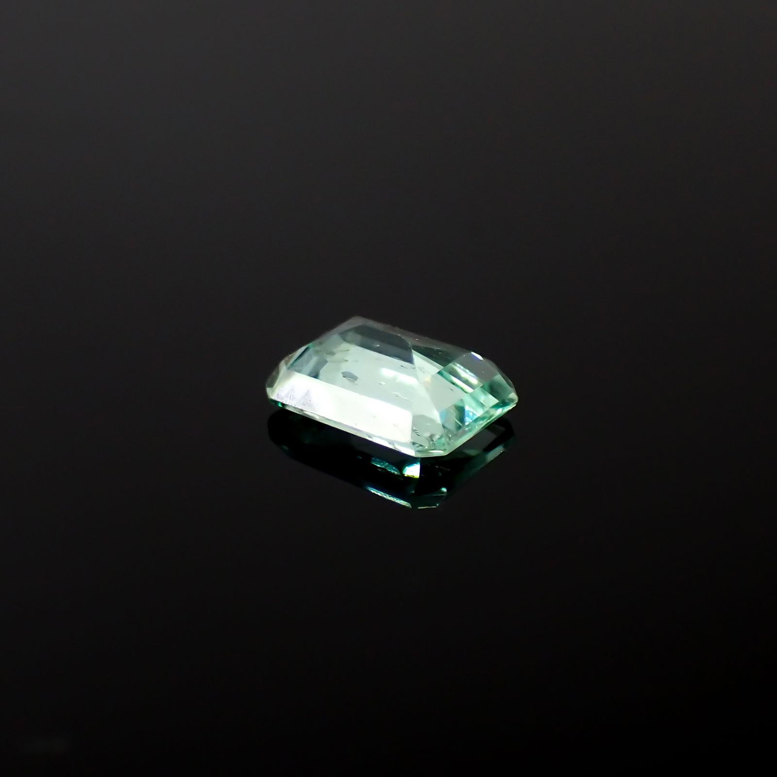 パステルカラーエメラルド コロンビア産 0.41ct[240225959]5.7x4.1mm前後