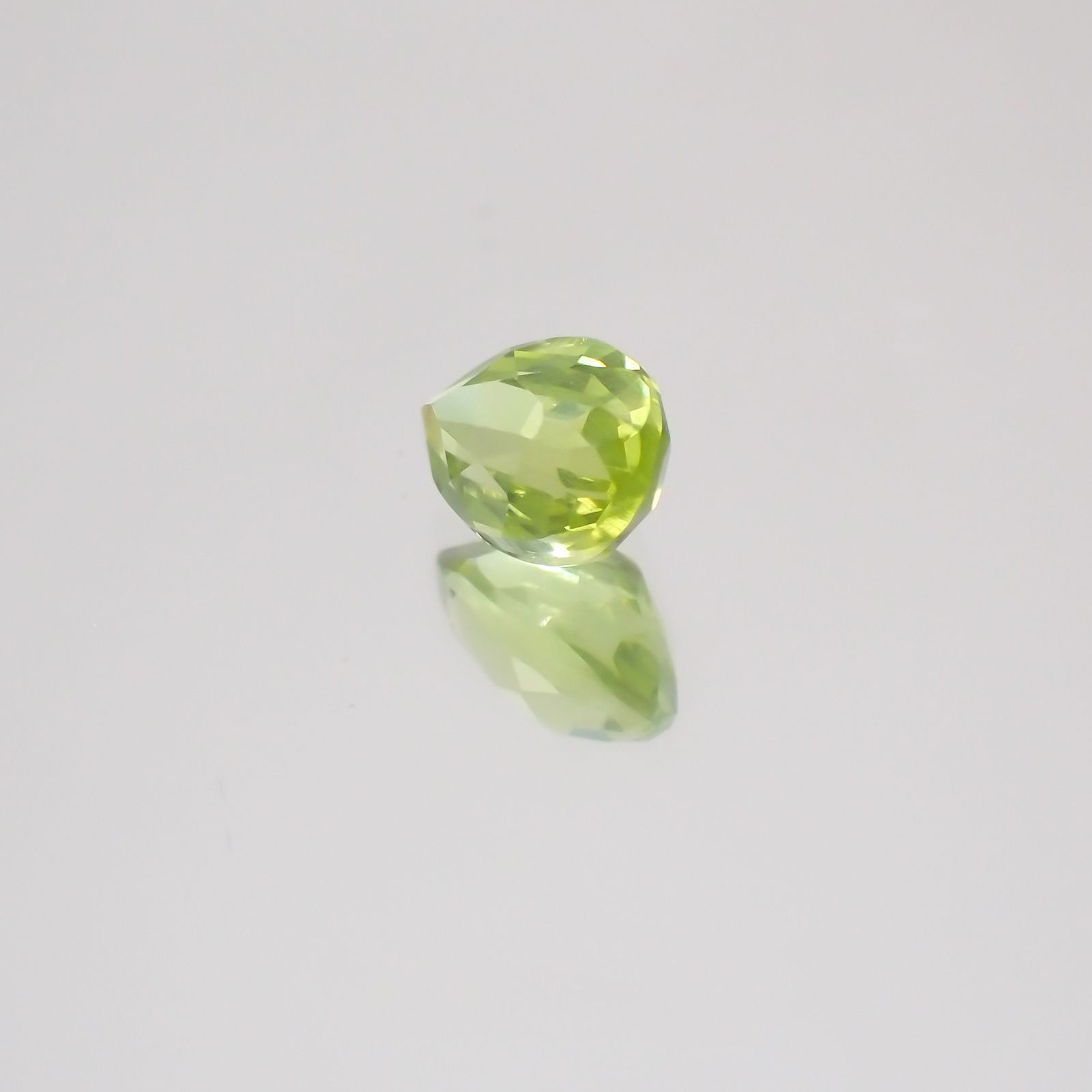 グリーンエンスタタイト(宝石名グリーン・エンスタタイト)カメルーン産 0.53ct 識別済[231224391]5.6x4.1mm前後
