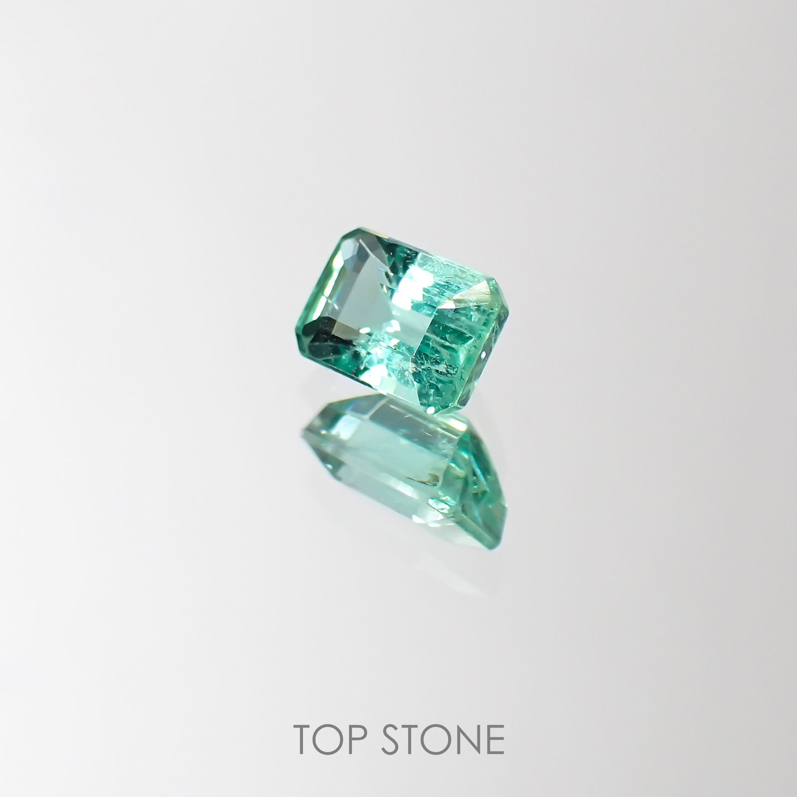 エメラルド(宝石名エメラルド) ザンビア産 0.66ct 識別済[211013004]6×4mm前後