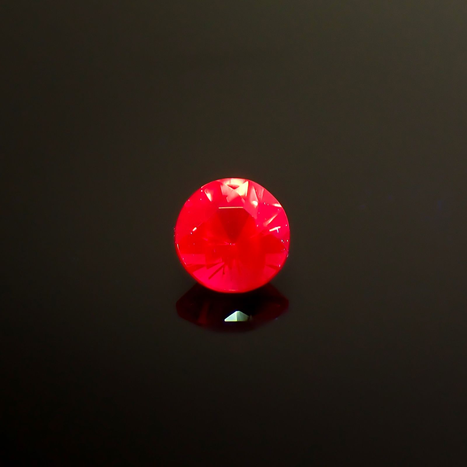 レッドスピネル(宝石名レッド・スピネル)タンザニア産 識別済 0.18ct / 3.4x3.4mm前後 [260732564]
