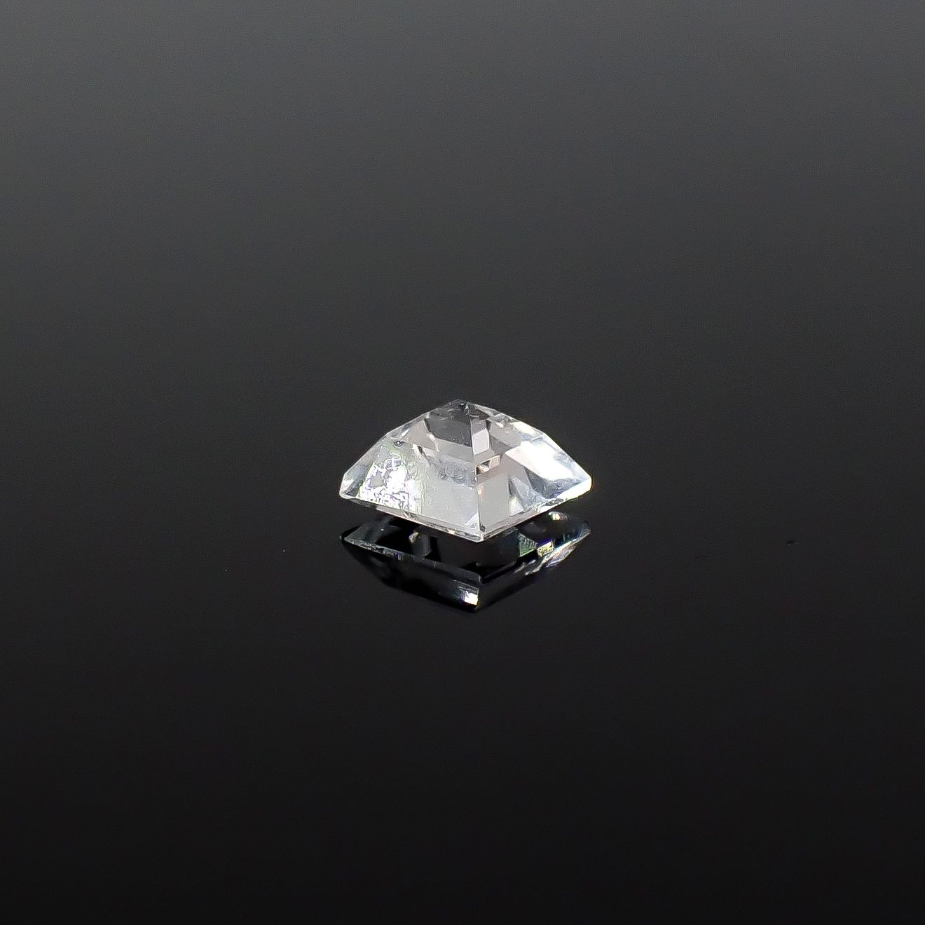 テネブレッセンススキャポライト アフガニスタン産 0.15ct / 3.2x3.2mm前後 [260432040]