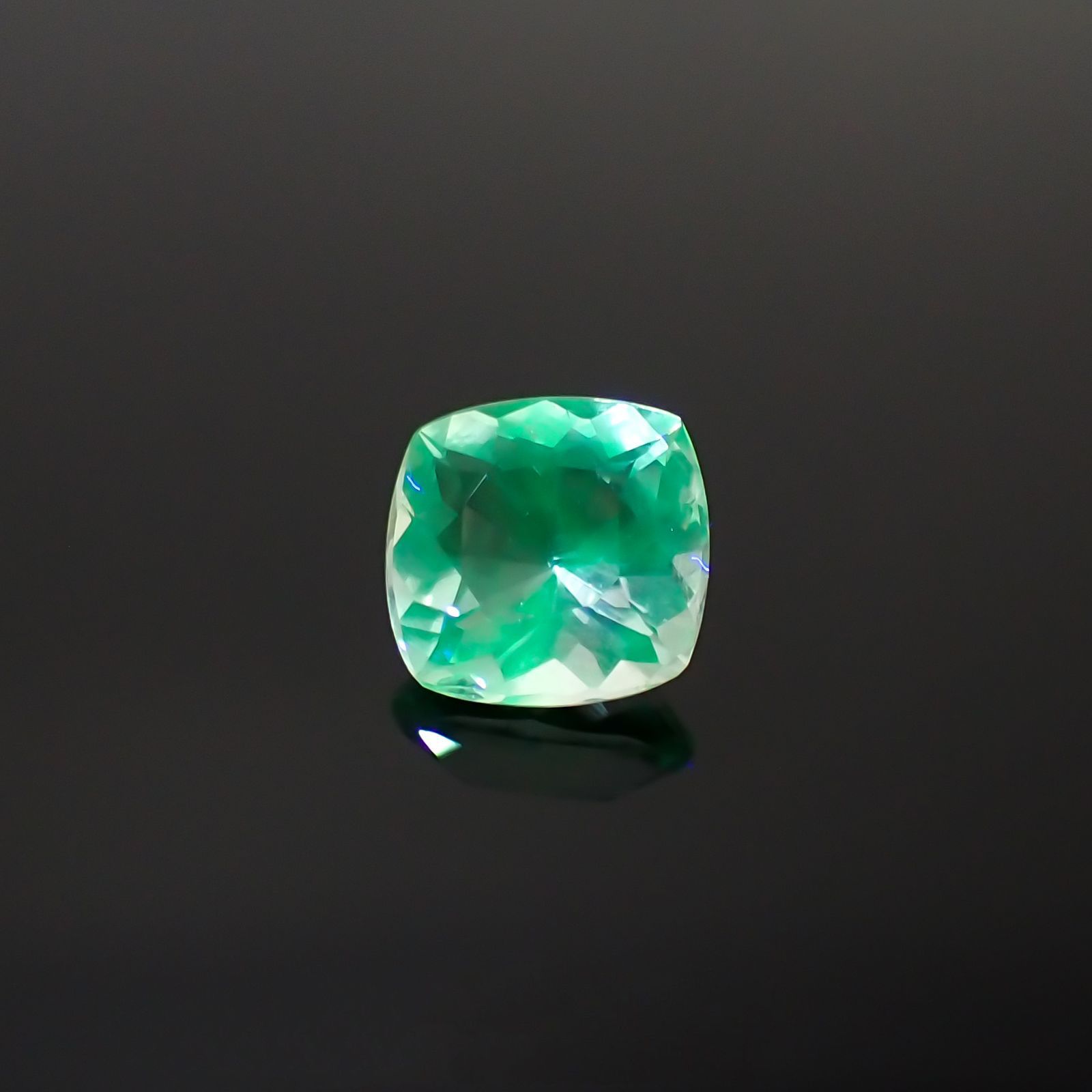 ハイアライトオパール(宝石名オパール)メキシコ産 1.912ct ソ付(彩珠)[231224964]8.4x8.3mm前後