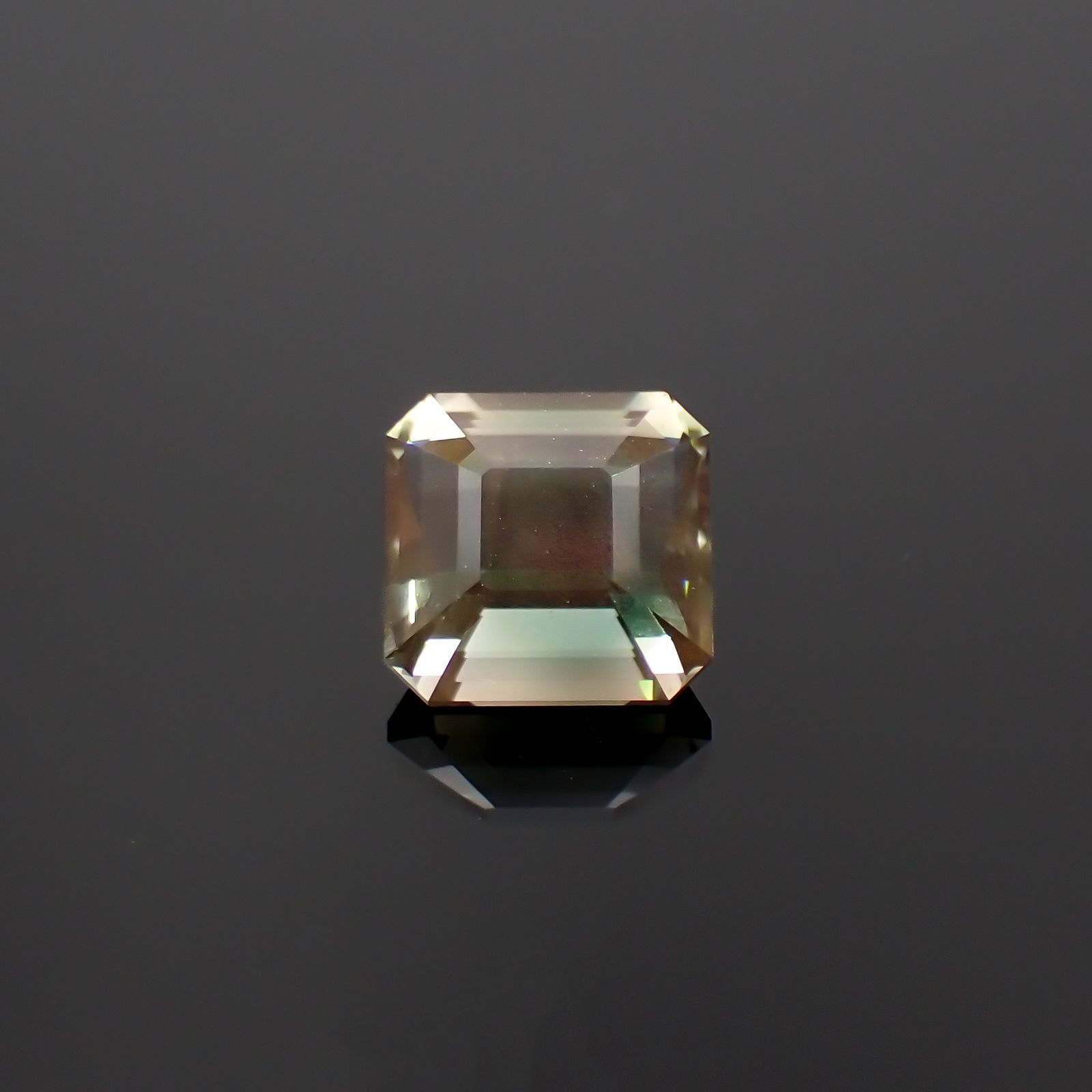 バイカラーオレゴンサンストーン(宝石名ラブラドライト)アメリカ・オレゴン州産 2.29ct 識別済[230321112]7.9x7.7mm前後