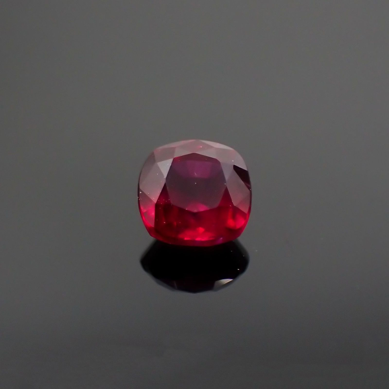 ルビー 非加熱(宝石名ルビー) マダガスカル産 識別済 0.45ct / 4.1x4.1mm前後 [210711735]