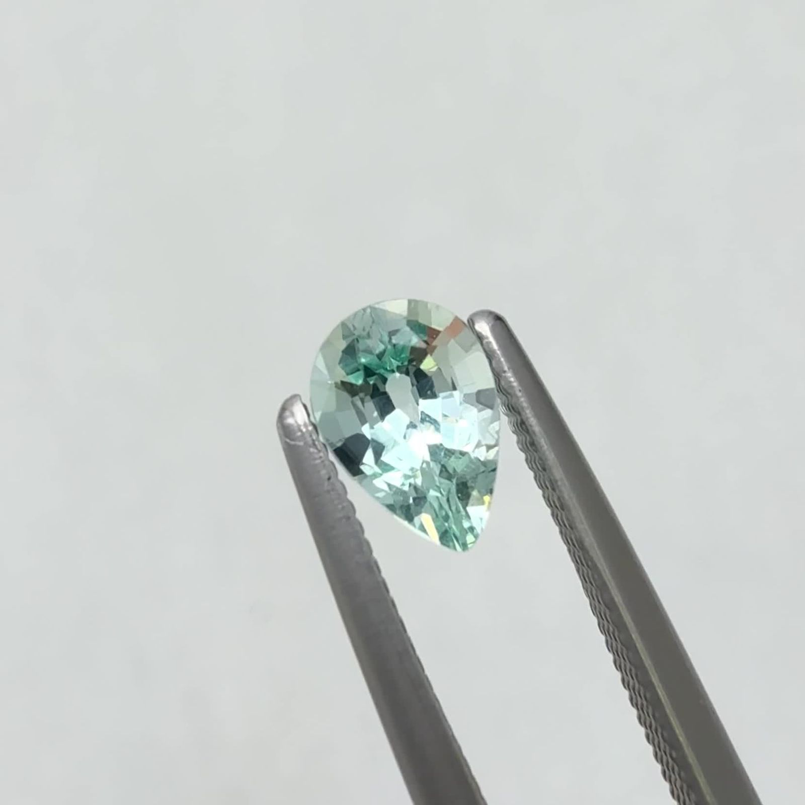 ミントベリル ナイジェリア産 0.51ct [250430208]6.3x4.3mm前後 | TOP