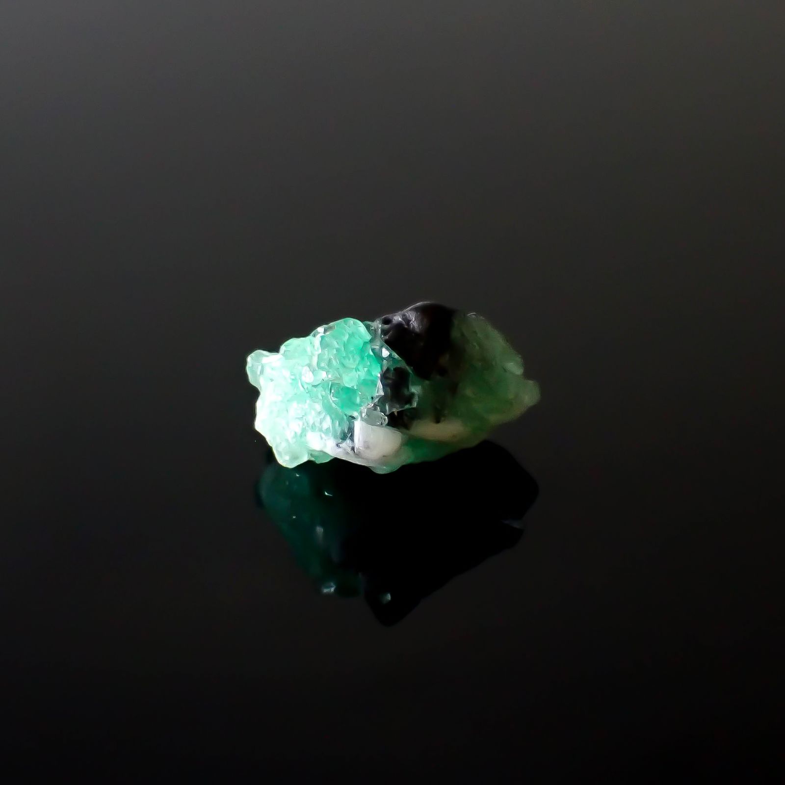 エメラルド原石 コロンビア産 7.68ct [250430177]16.2x11.6mm前後