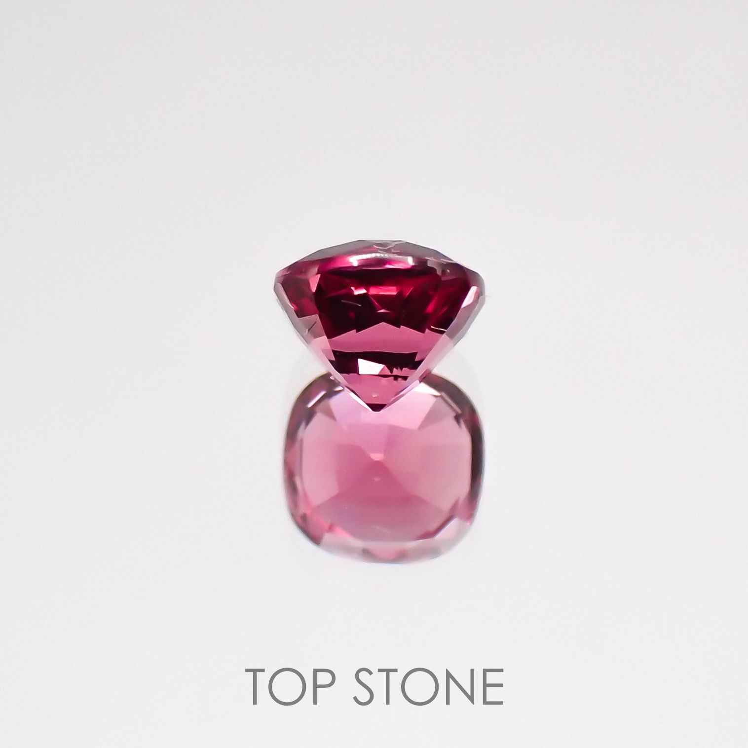 ホットピンクスピネル タンザニア産 ルース 0.28ct[210510850]3.6×3.4mm前後