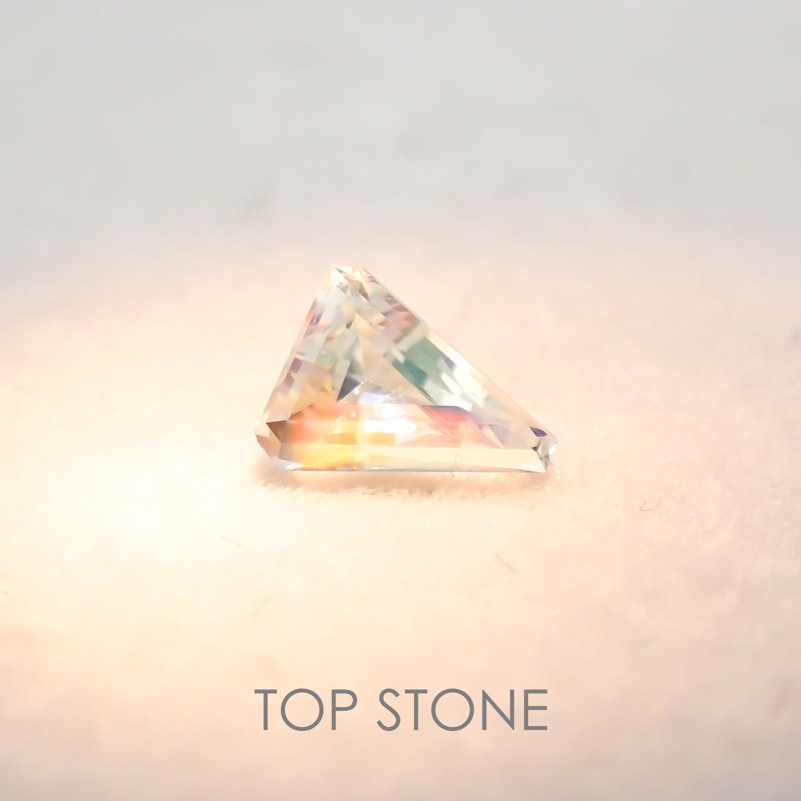 レインボームーンストーン(アンデシンラブラドライト) マダガスカル産 ルース 0.26ct[210310391]5.1×3.8mm前後