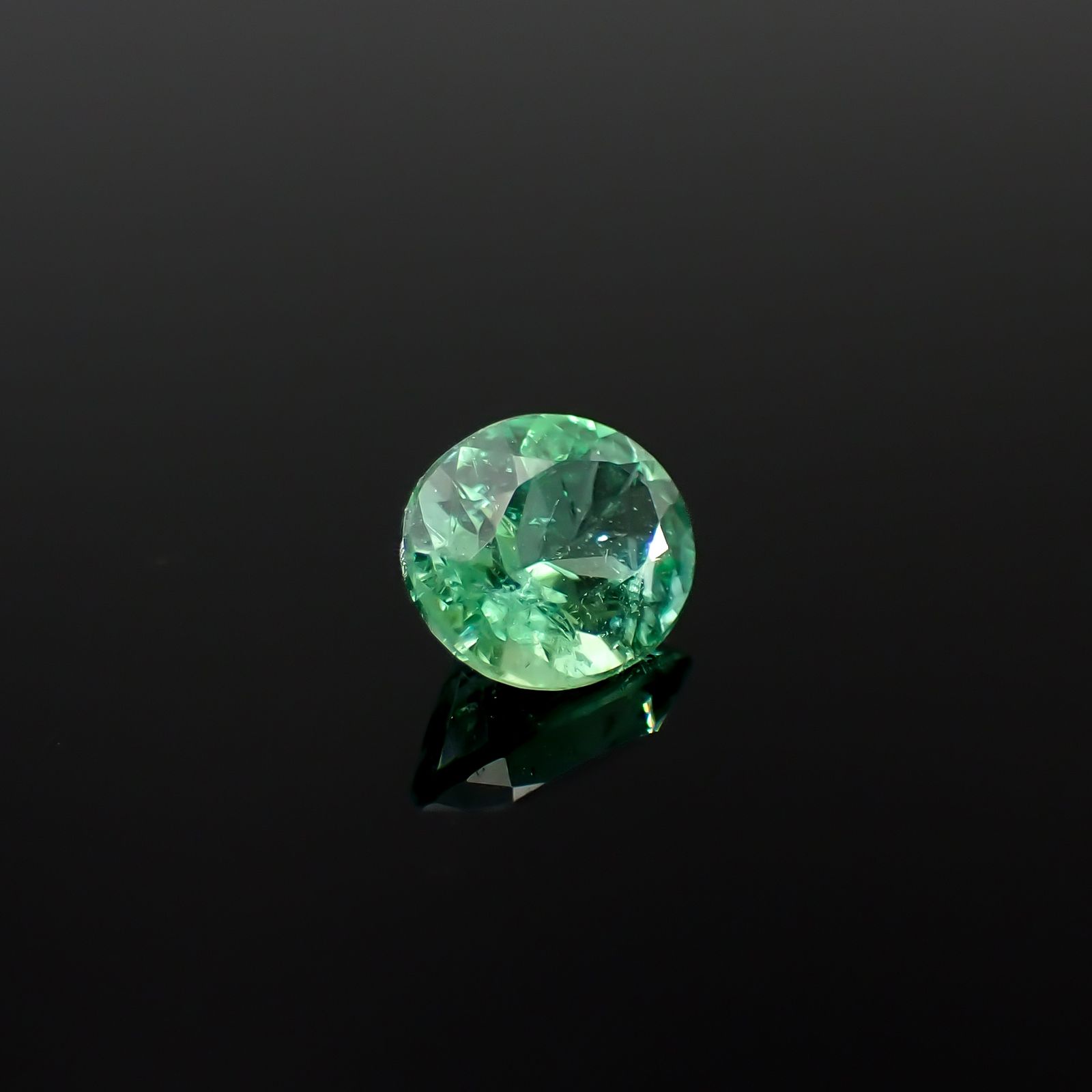 パライバトルマリン ブラジル・パライバ州バターリャ鉱山産 0.71ct[240928731]6.3x5.1mm前後