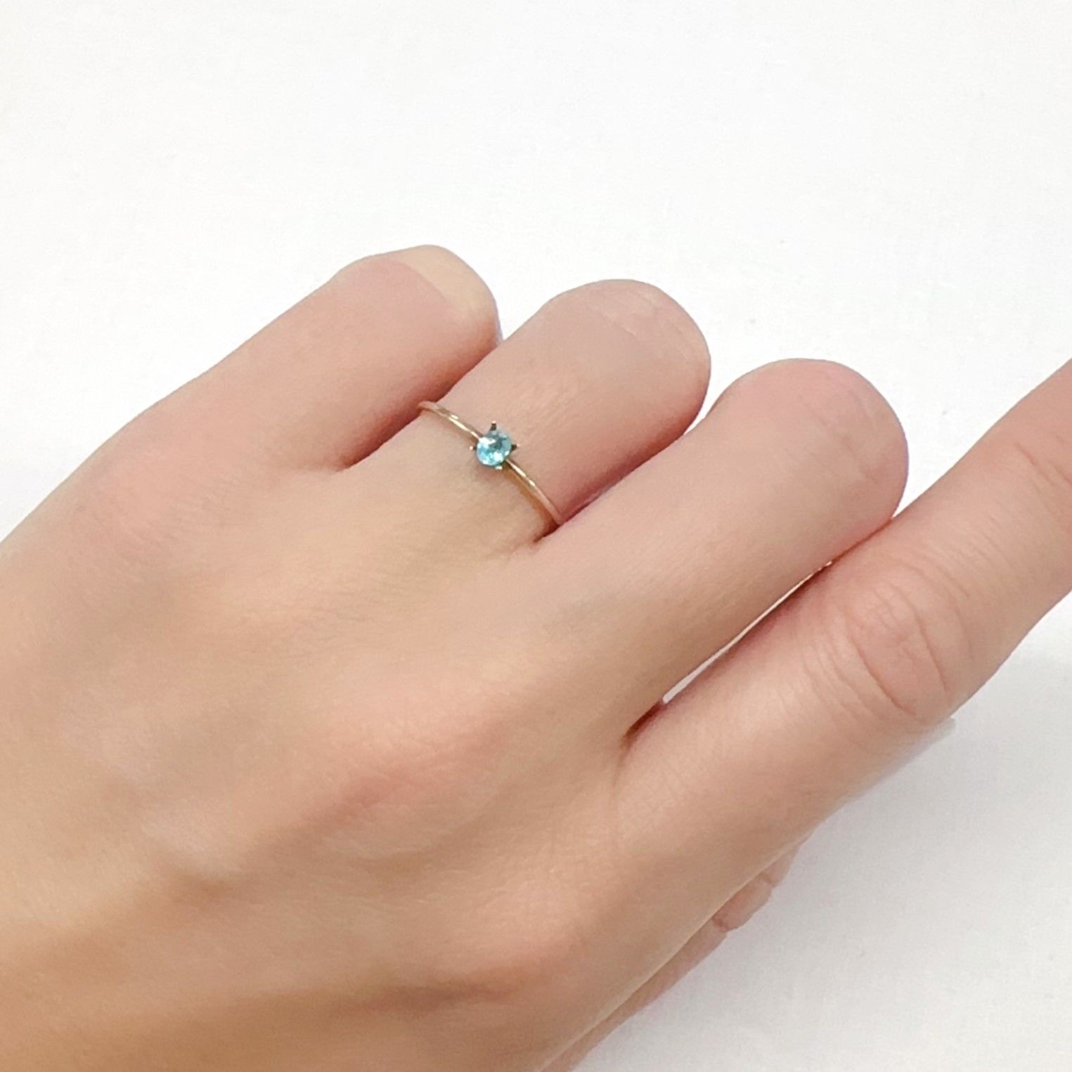 パライバトルマリン ブラジル・パライバ州バターリャ鉱山産 0.098ct[231225251]3.3x2.7mm前後