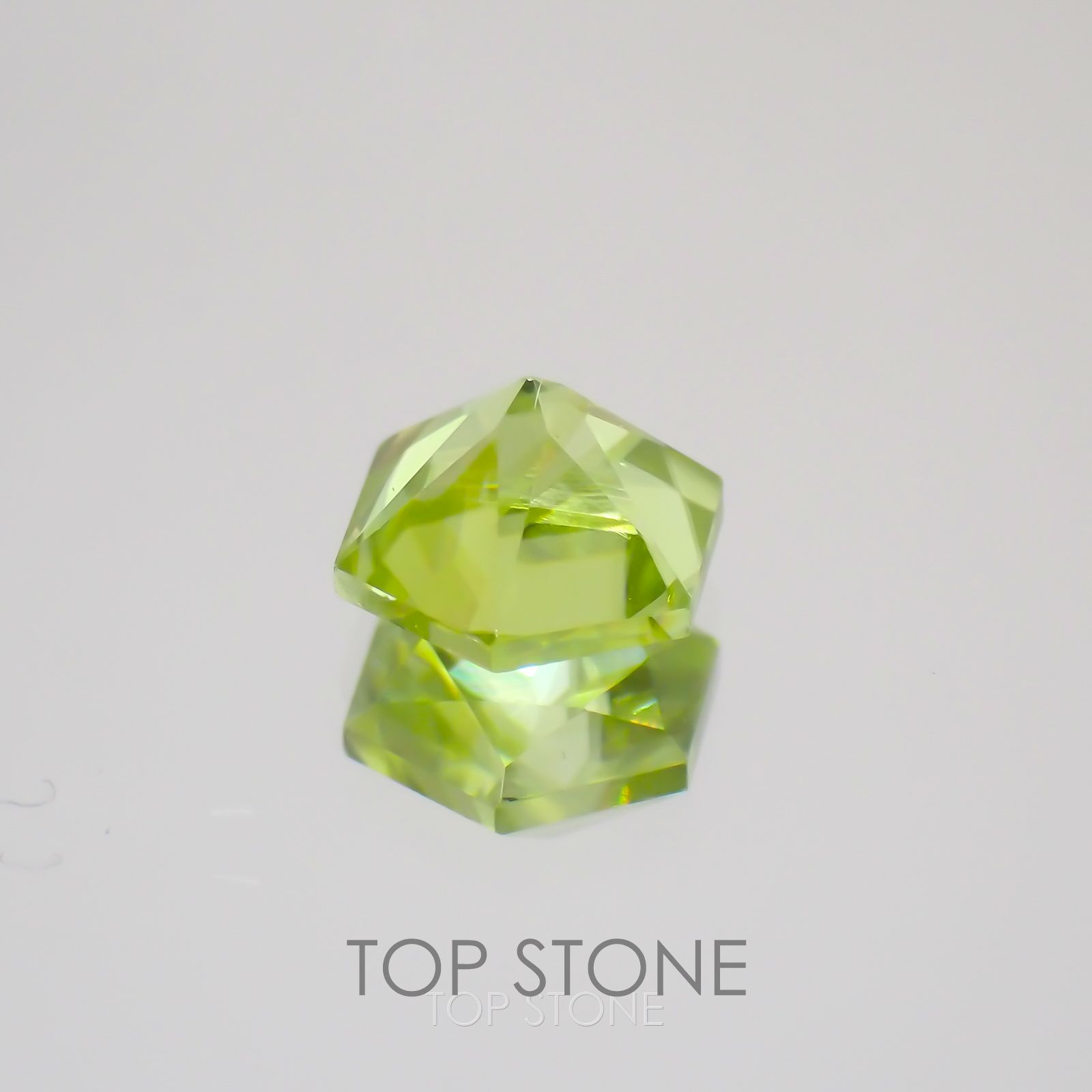 ◇ヘキサゴンカット◇スフェーン(宝石名スフェーン) マダガスカル産 0.71ct 識別済[21029415]5.1×5mm前後