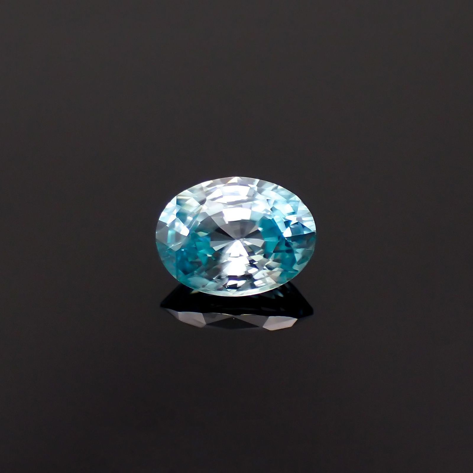 バイカラーブルージルコン カンボジア産 1.80ct / 7.9x6.1mm前後 [251120985]