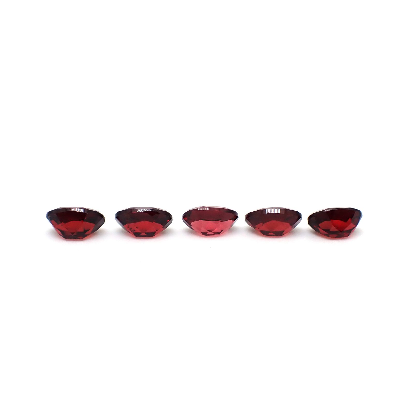 ◇ランダムセレクト◇パイロープアルマンディンガーネット モザンビーク産 約0.95ct / 7x5mm前後 [260532204]