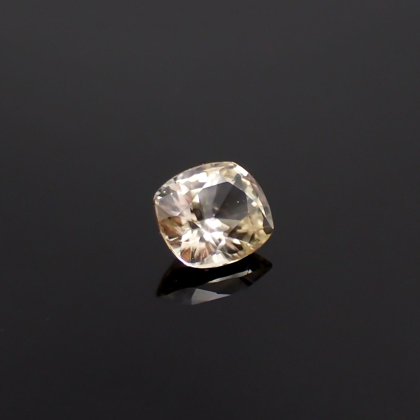 シンハライト(宝石名シンハライト)スリランカ産 0.65ct 識別済 [221219711]5.5x4.9mm前後