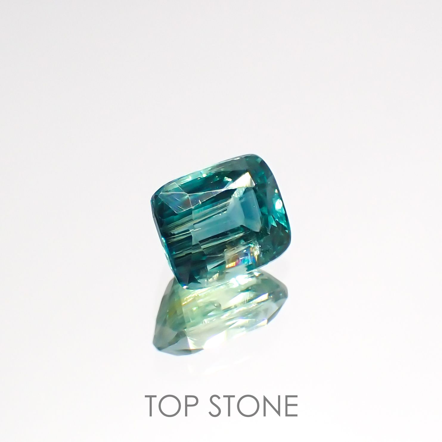 バイカラーカイヤナイト(宝石名カイヤナイト)ネパール産 1.52ct 識別済[220115372]6.5x5.4mm前後
