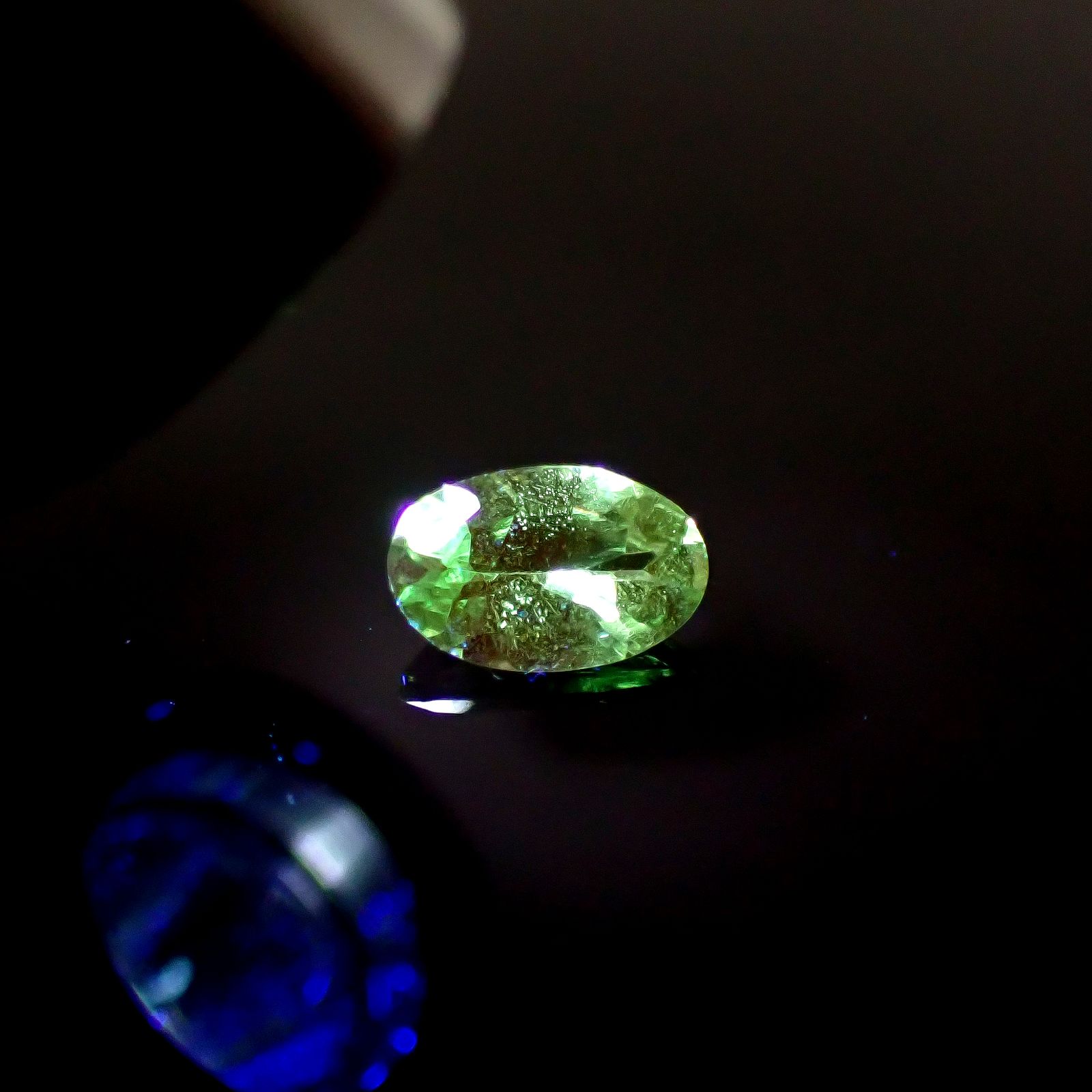 ミントガーネット(宝石名ガーネット)タンザニア産 0.47ct 識別済[241229607]6.2x3.9mm前後