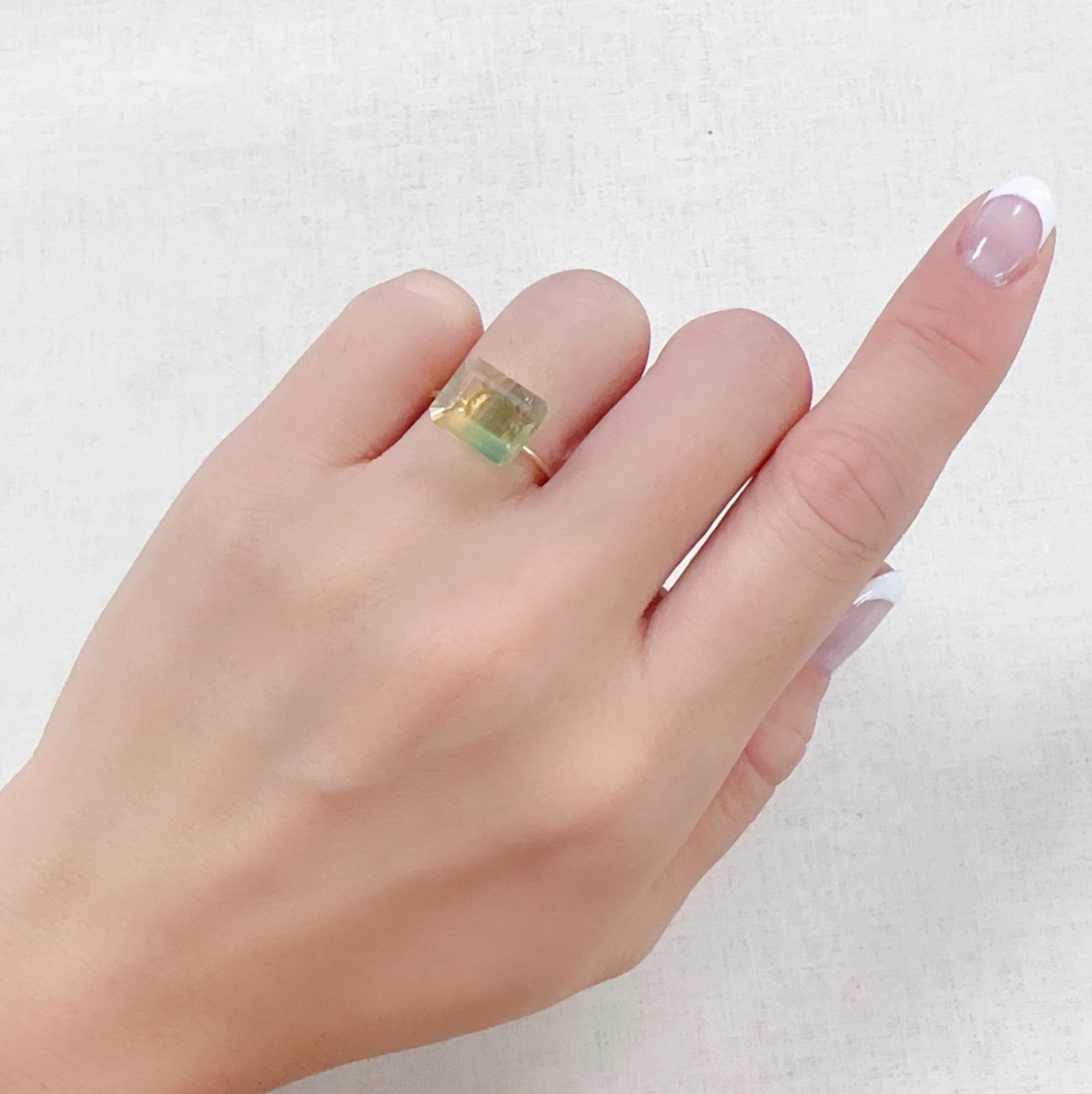 バイカラーフローライト フルオレッセンス ブラジル産 3.73ct[230722978]10.9x8.9mm前後