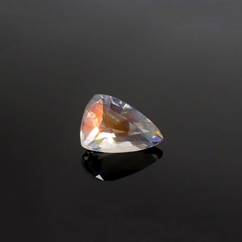 レインボームーンストーン(宝石名ラブラドライト) マダガスカル産 ソ付(彩珠) 1.041ct / 8.2x5.7mm前後 [251211598]