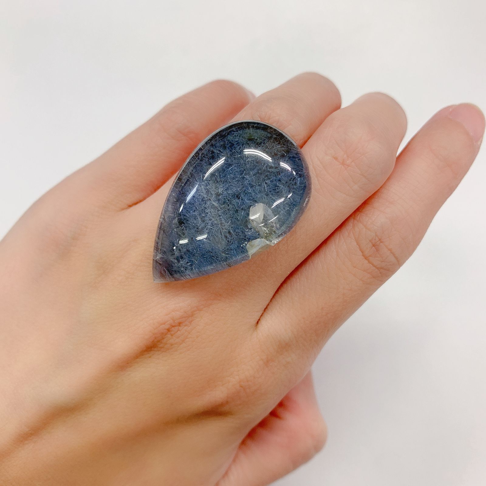 デュモルチェライトインクォーツ ブラジル産 68.79ct[20052643]35.8×22.6mm前後