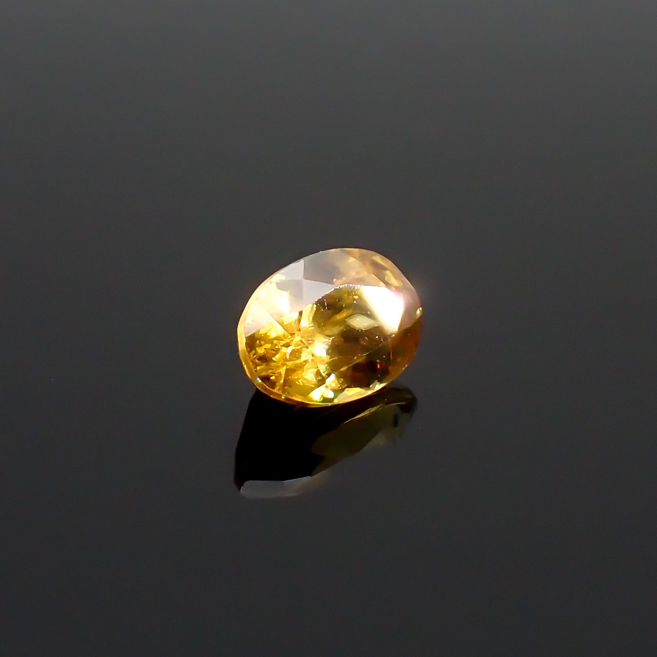ゴールデンスフェーン(宝石名スフェーン)マダガスカル産 識別済 0.67ct / 6.2x4.1mm前後 [260632356]
