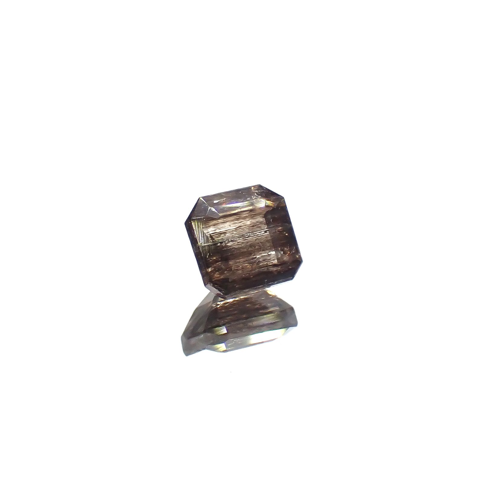 レインボースキャポライト ブラジル産 0.65ct[240326870]5x4.9mm前後