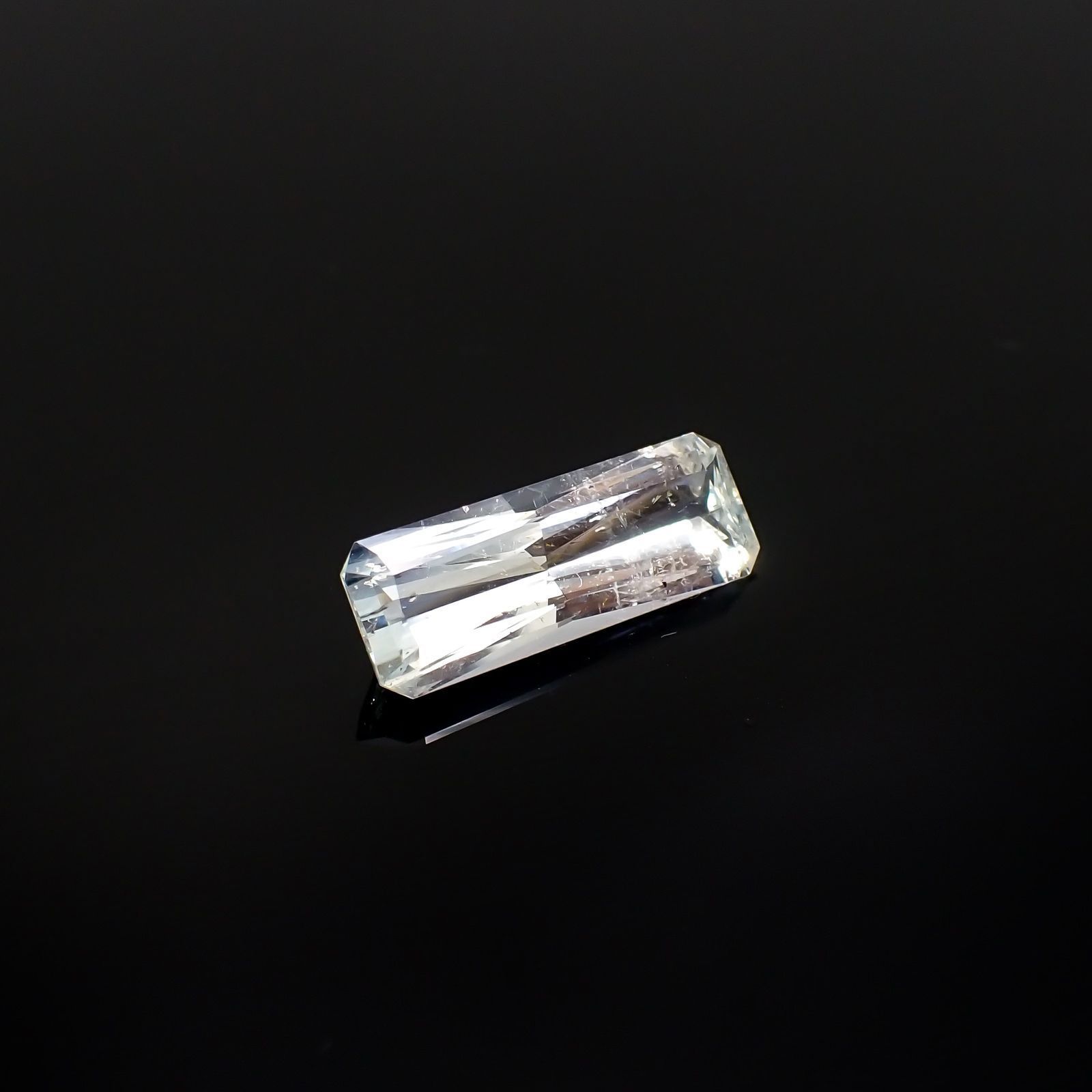 ジェレメジェバイト(宝石名エレメジェバイト)ナミビア産 ソ付(彩珠) 3.221ct / 16x5.8mm前後 [220616458]