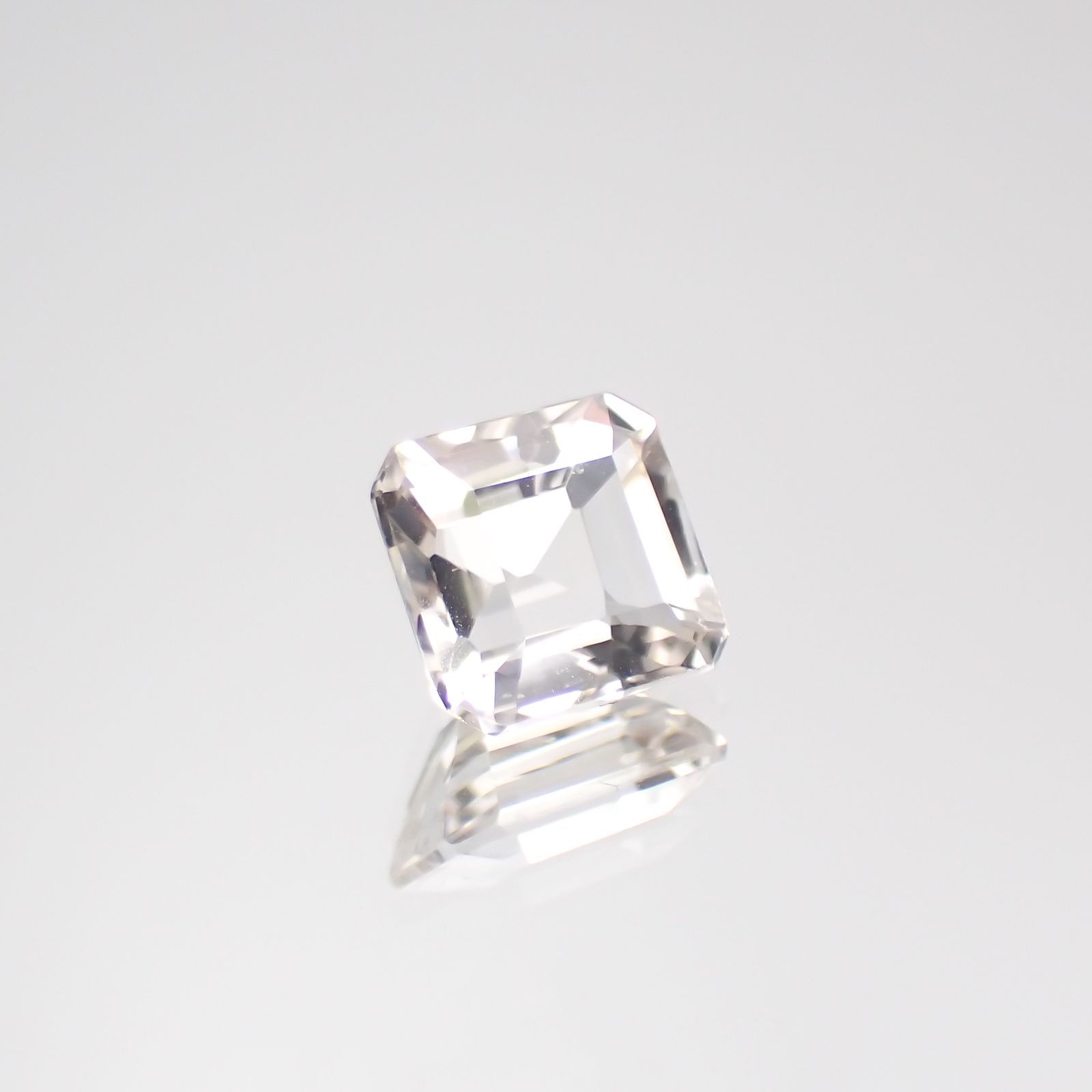 フェナカイト(宝石名フェナカイト)ブラジル産 1.062ct ソ付(彩珠)[221018577]6.1x5.9mm前後