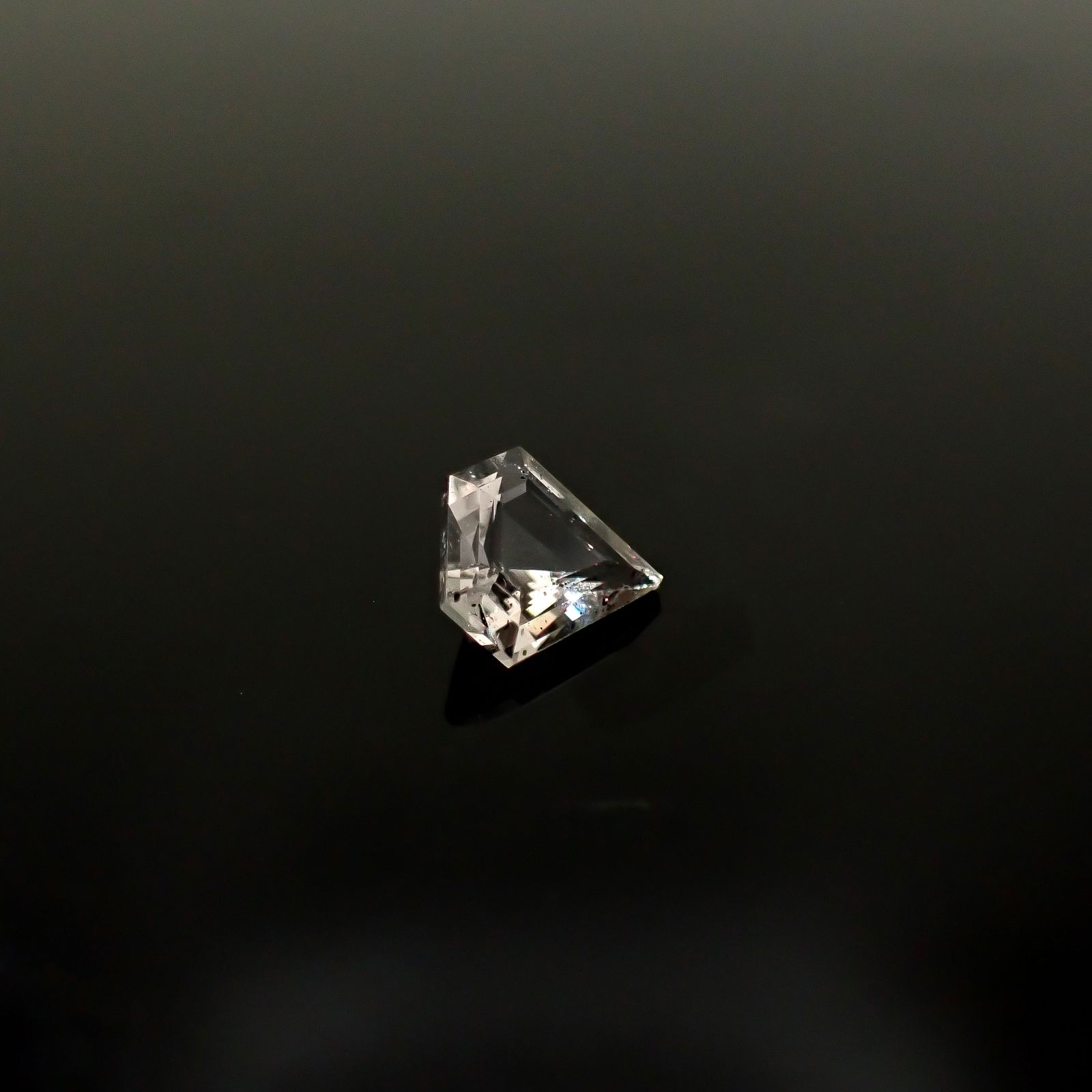 ◇カスタムカット◇ティンカーベルクォーツ ブラジル産 0.58ct / 6.8x6.3mm前後 [260131533]
