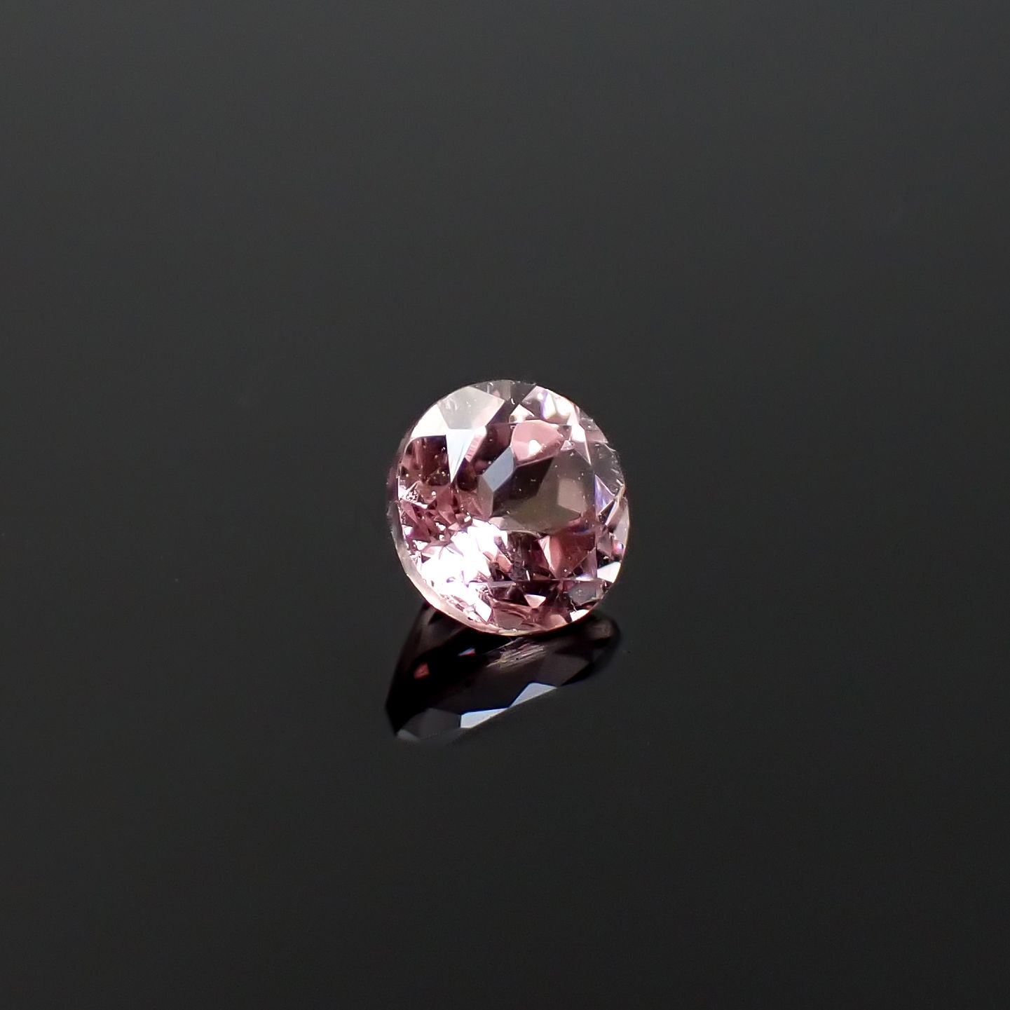 ドラゴンガーネット タンザニア産 0.50ct / 4.6x4.6mm前後 [260532243]