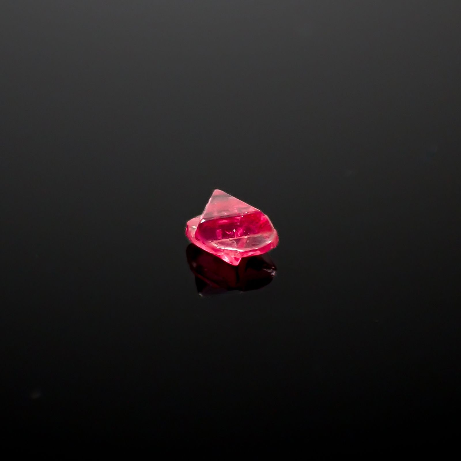 ツインクリスタルスピネル(スピネル式双晶) 原石 ビルマ産 0.10ct[240628434]2.7x2.5mm前後
