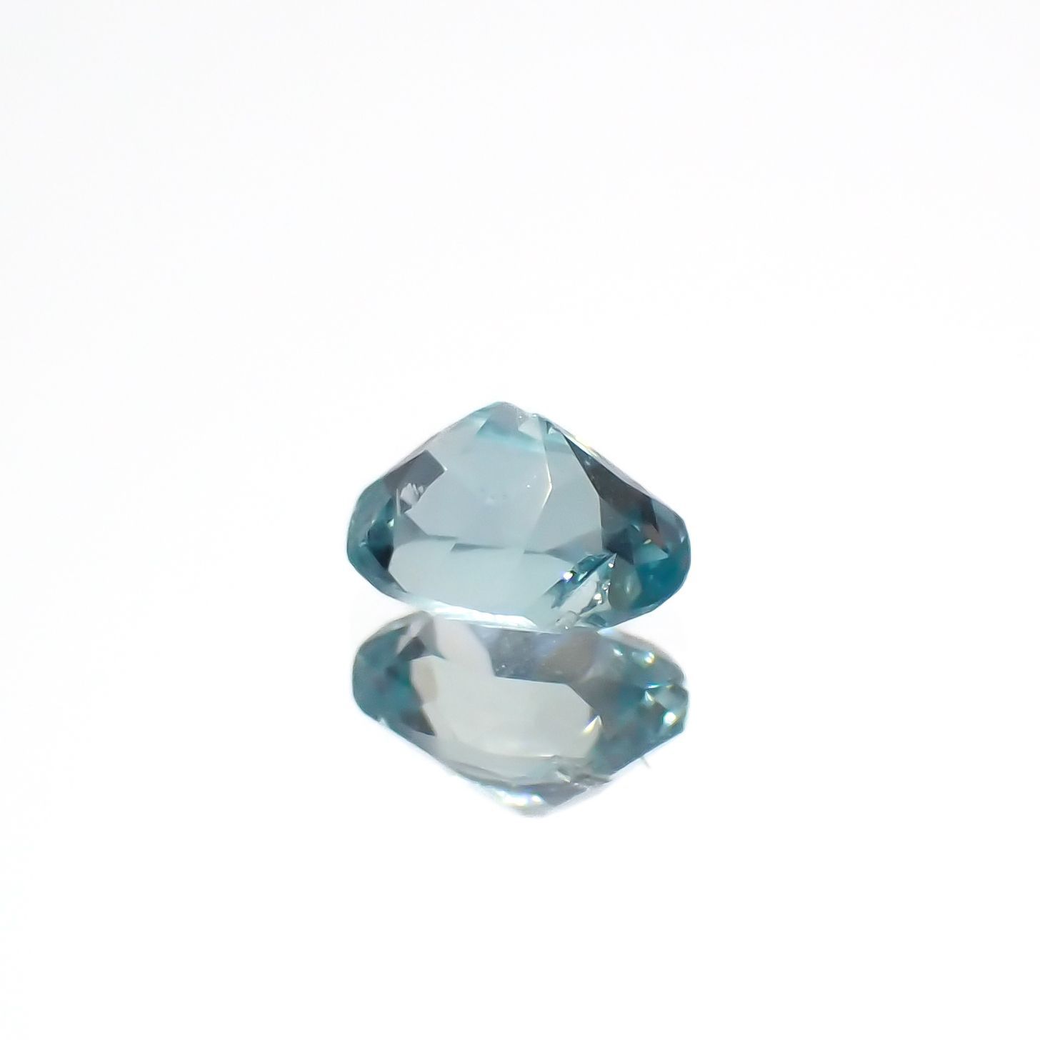 ユークレース(宝石名ブルー・ユークレース)コロンビア産 0.389ct ソ付(彩珠)[221018684]5.3x3.9mm前後
