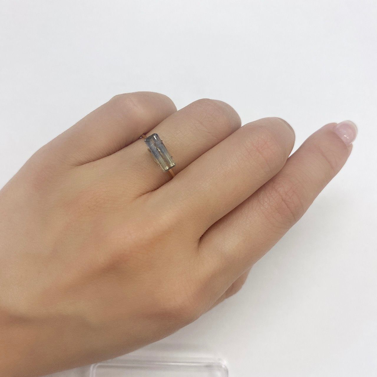 バイカラーサファイア 非加熱(宝石名バイカラー・サファイア) タンザニア産 1.680ct ソ付(彩珠)[210710609]10.6×4mm前後