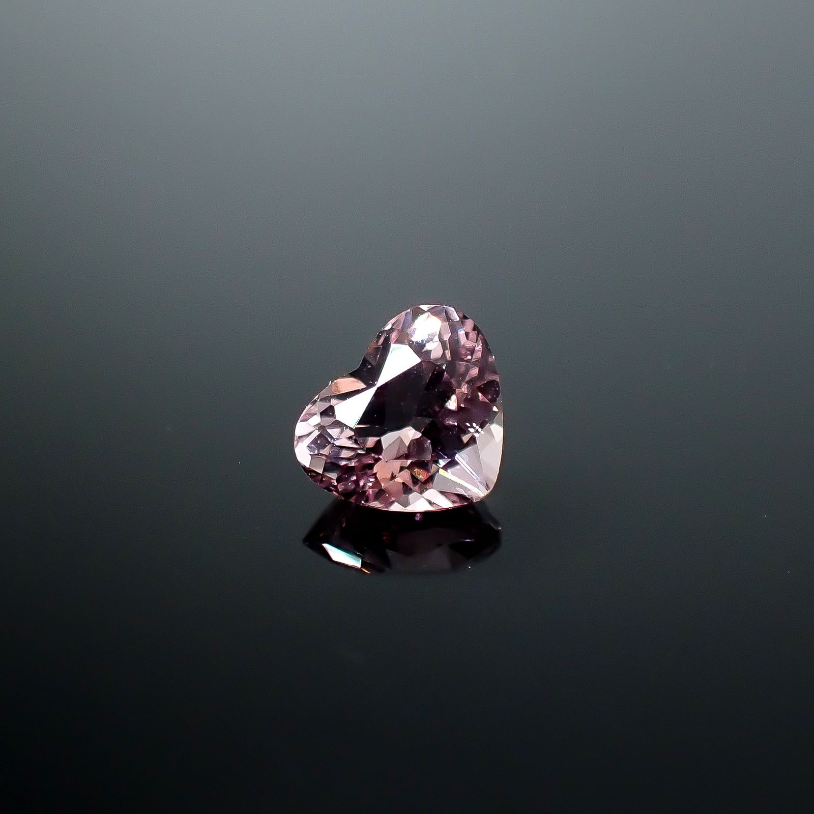 モルガナイト ブラジル産 0.82ct [250730876]5.7x6.7mm前後