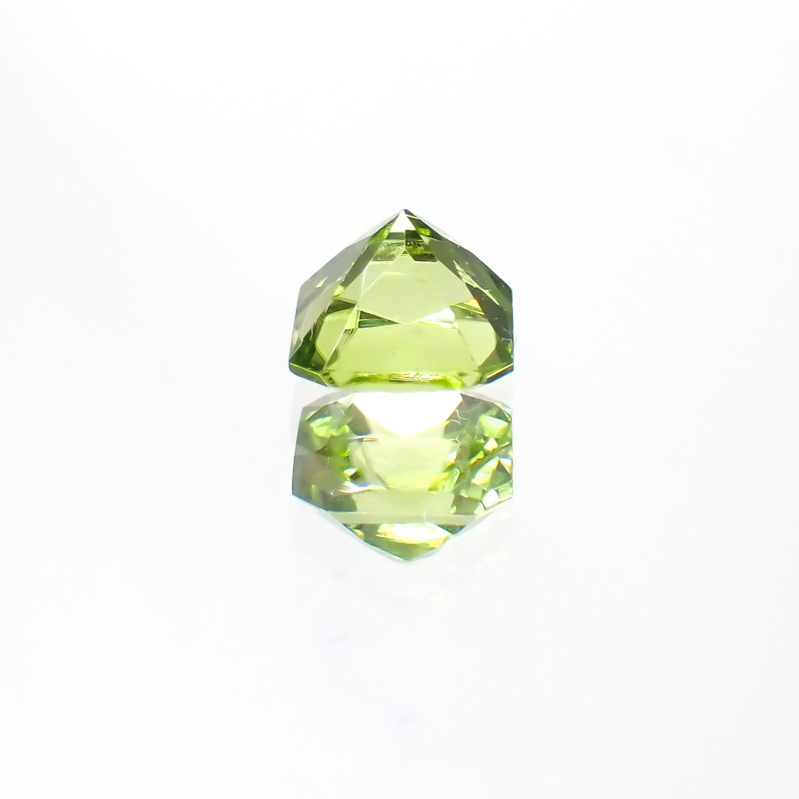 ◇アッシャーカット◇ペリドット(宝石名ペリドット) パキスタン産 0.76ct 識別済[211013489]5.1×5mm前後