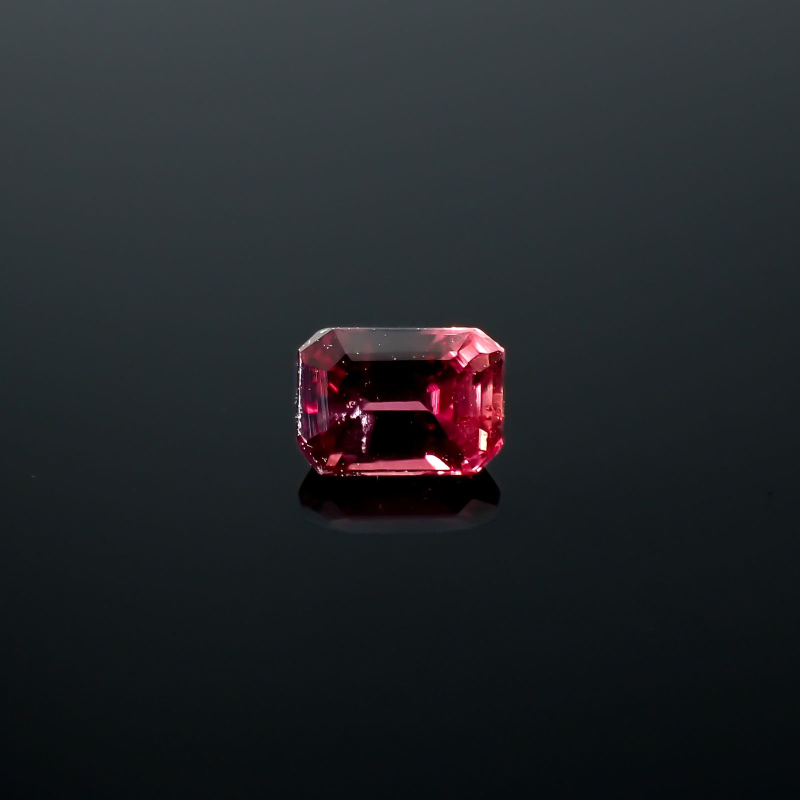 バーガンディーサファイア(宝石名サファイア)タンザニア産 0.29ct 識別済[240226293]4x2.8mm前後
