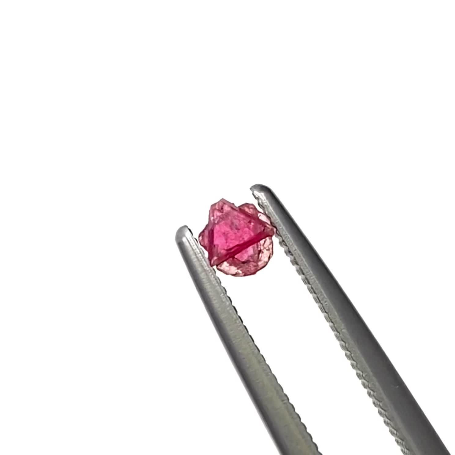 ツインクリスタルスピネル(スピネル式双晶）原石 ビルマ産 0.15ct