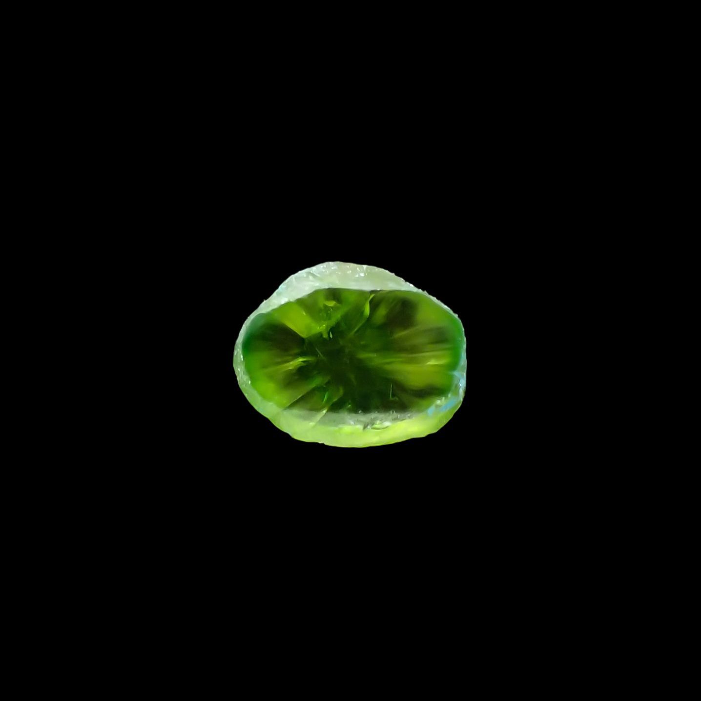 デマントイドガーネット 原石スライス(宝石名デマントイド・ガーネット) 0.35ct 識別済[210812774]5.3×4.1mm前後