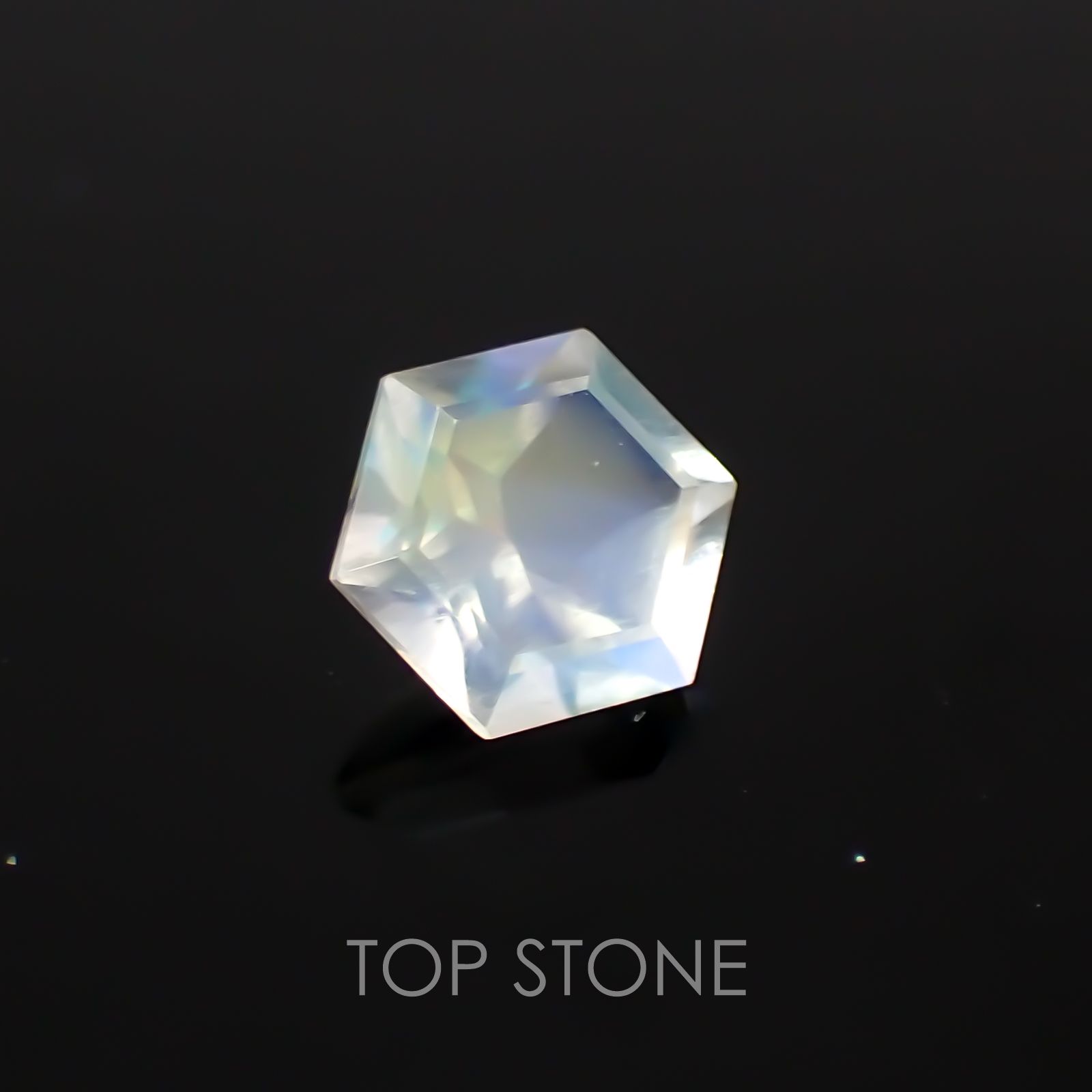 ◇ヘキサゴンカット◇レインボームーンストーンSA(宝石名アンデシン・ラブラドライト) インド・タミルナードゥ産 0.51ct 識別済[21019513]5×5mm前後