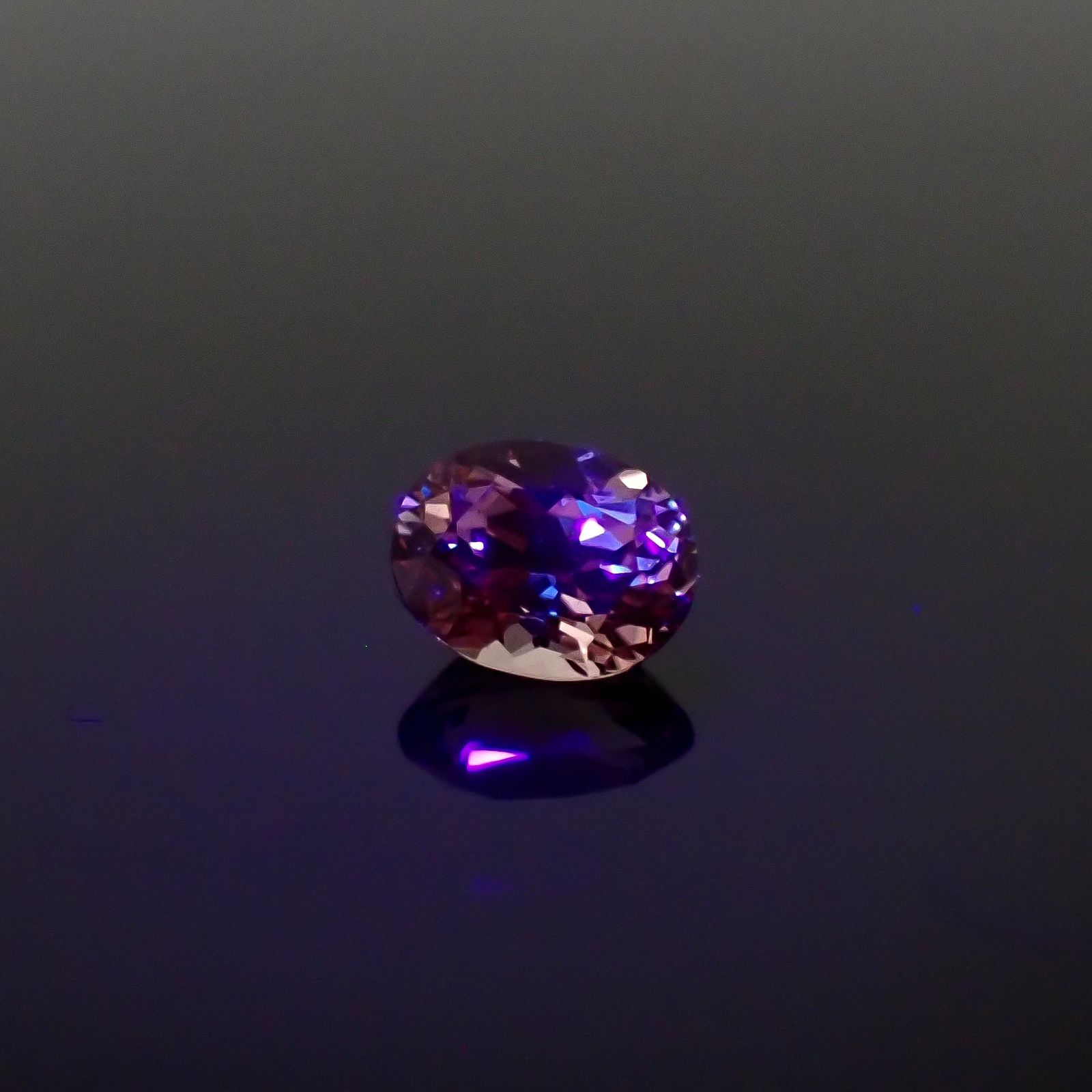 ドラゴンガーネット タンザニア産 0.97ct [250330037]6.4x4.9mm前後