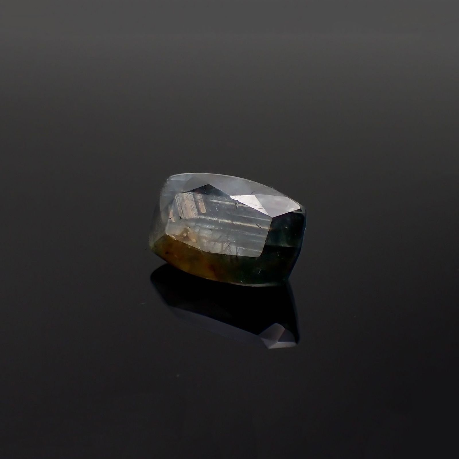 ゴールドシーンサファイア非加熱 ケニア産 9.97ct / 14.2x9.1mm前後 [230321339]
