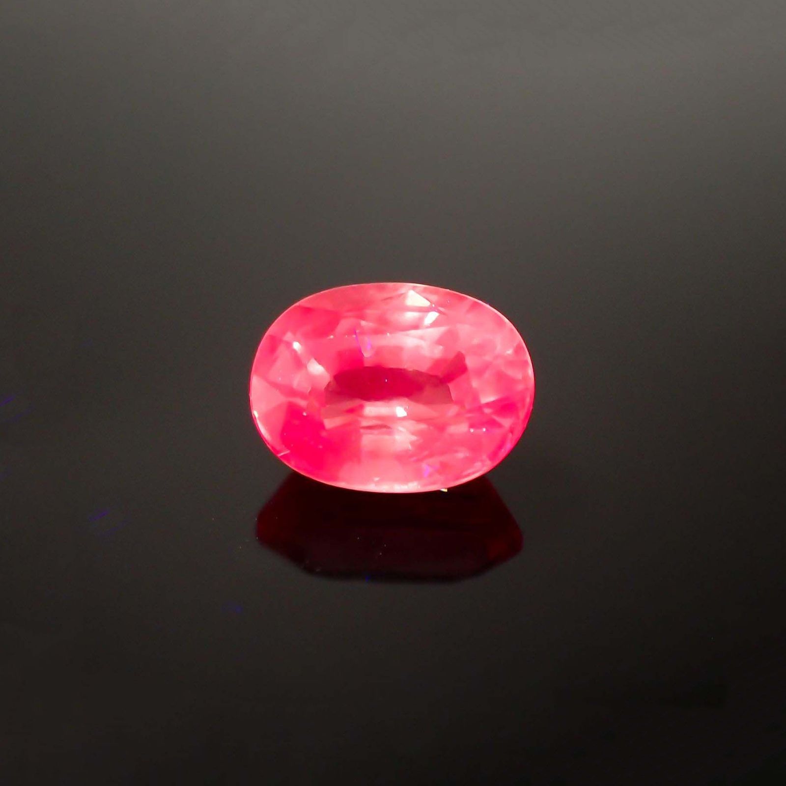 ピンクスピネル(宝石名ピンク・スピネル)タンザニア産 ソ付(彩珠) 1.414ct / 7.5x5.6mm前後 [260222574]