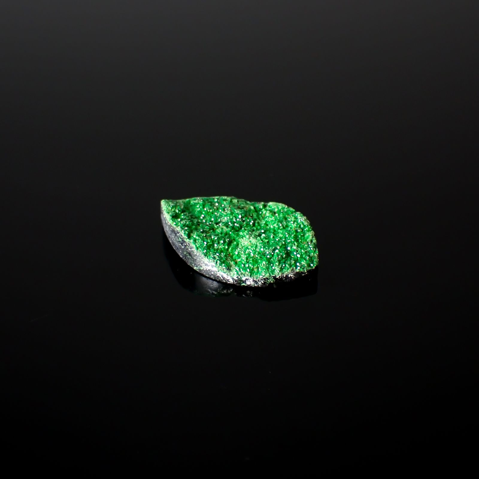 ウバロバイト 原石 ロシア産 11.50ct[240326445]20.7x12.5mm前後