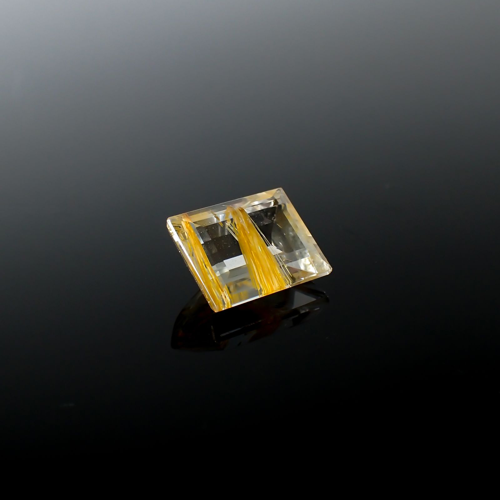 ニードルイントパーズ(チューブイントパーズ) ブラジル・ミナスジェライス州産 8.12ct[240225881]12.3x9.5mm前後