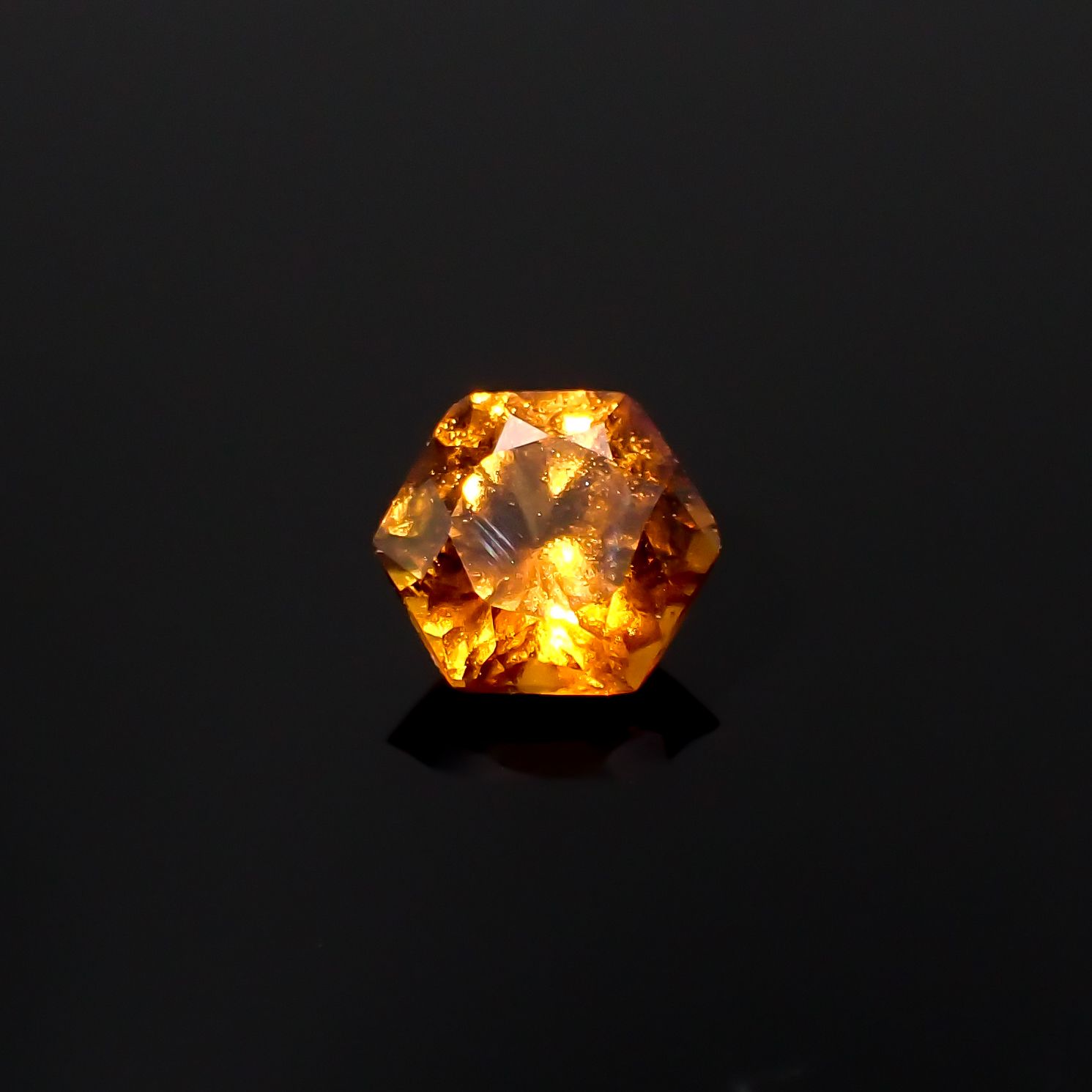 ◇ヘキサゴンカット◇ヘソナイトガーネット(宝石名ガーネット)スリランカ産 1.12ct 識別済[230421607]6x6mm前後