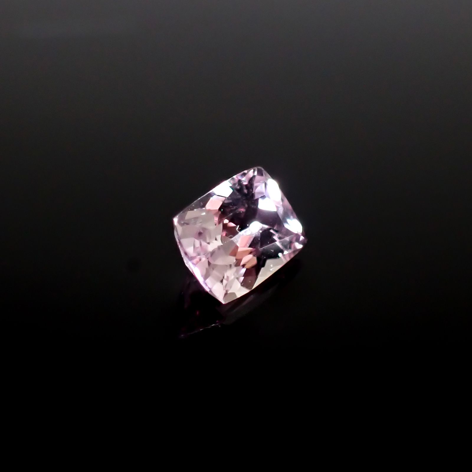 ピンクゾイサイト(宝石名ピンク・ゾイサイト)タンザニア産 0.447ct ソ付(彩珠)[241129504]5.2x3.8mm前後