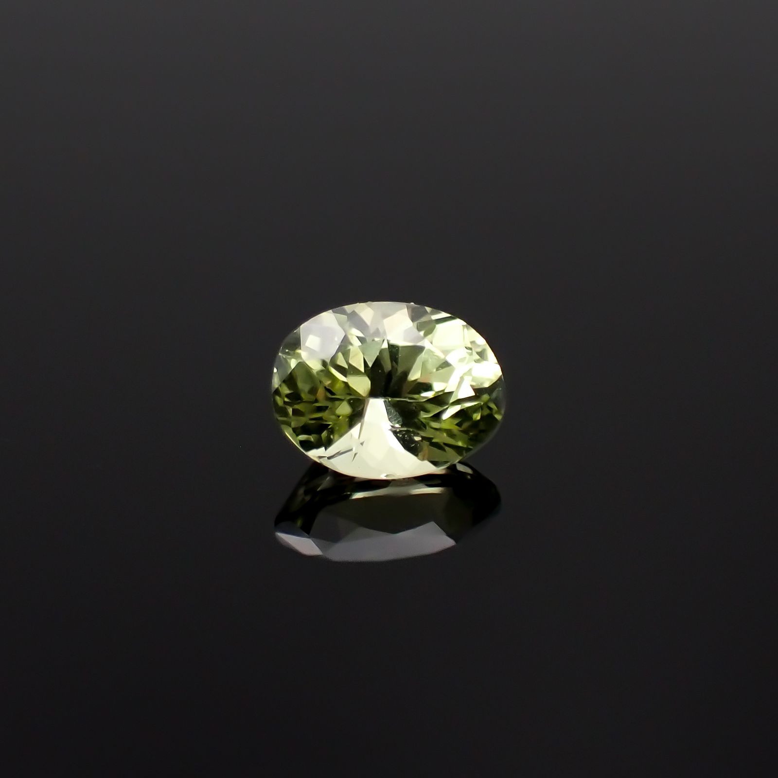 バナジウムクリソベリル(宝石名クリソベリル)マダガスカル産 0.629ct ソ付(日独)[240527636]5.71x4.38mm前後